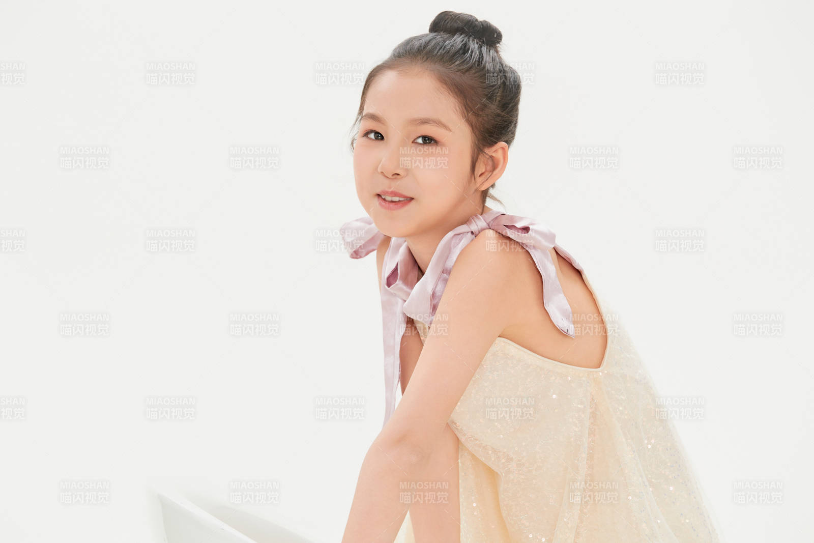 白色背景里的活泼可爱的中国小女孩儿童