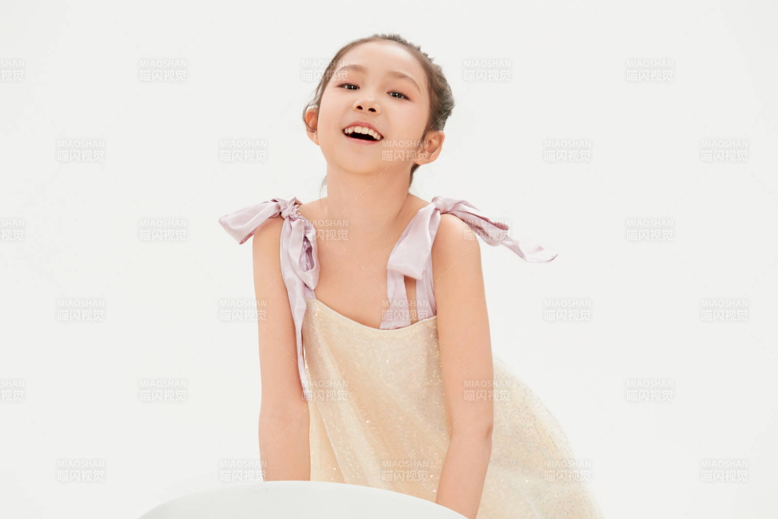 白色背景里的活泼可爱的中国小女孩儿童