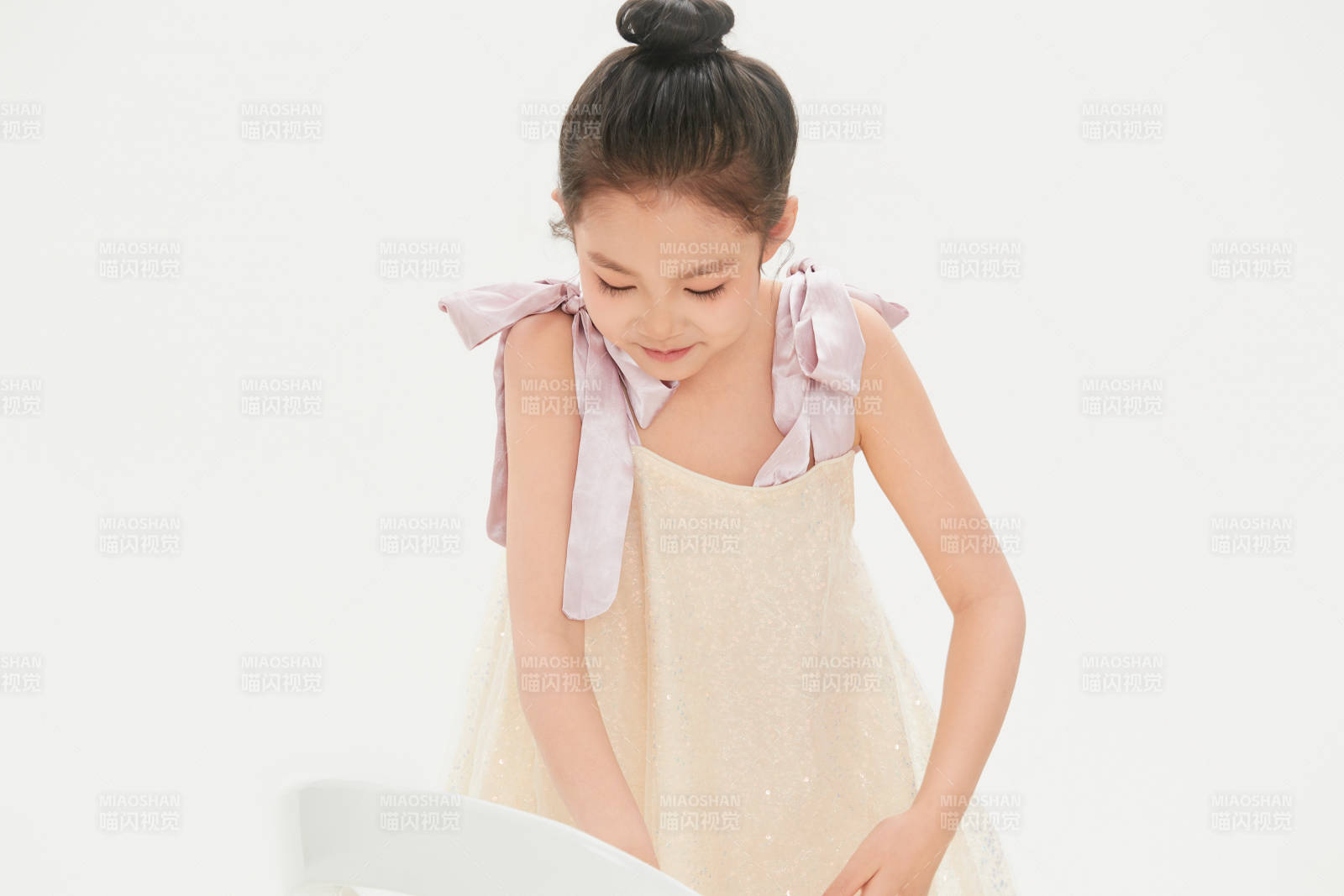 白色背景里的活潑可愛的中國小女孩兒童