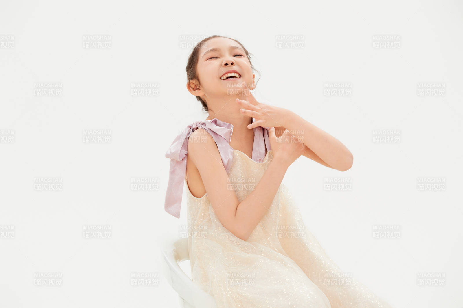 白色背景里的活泼可爱的中国小女孩儿童