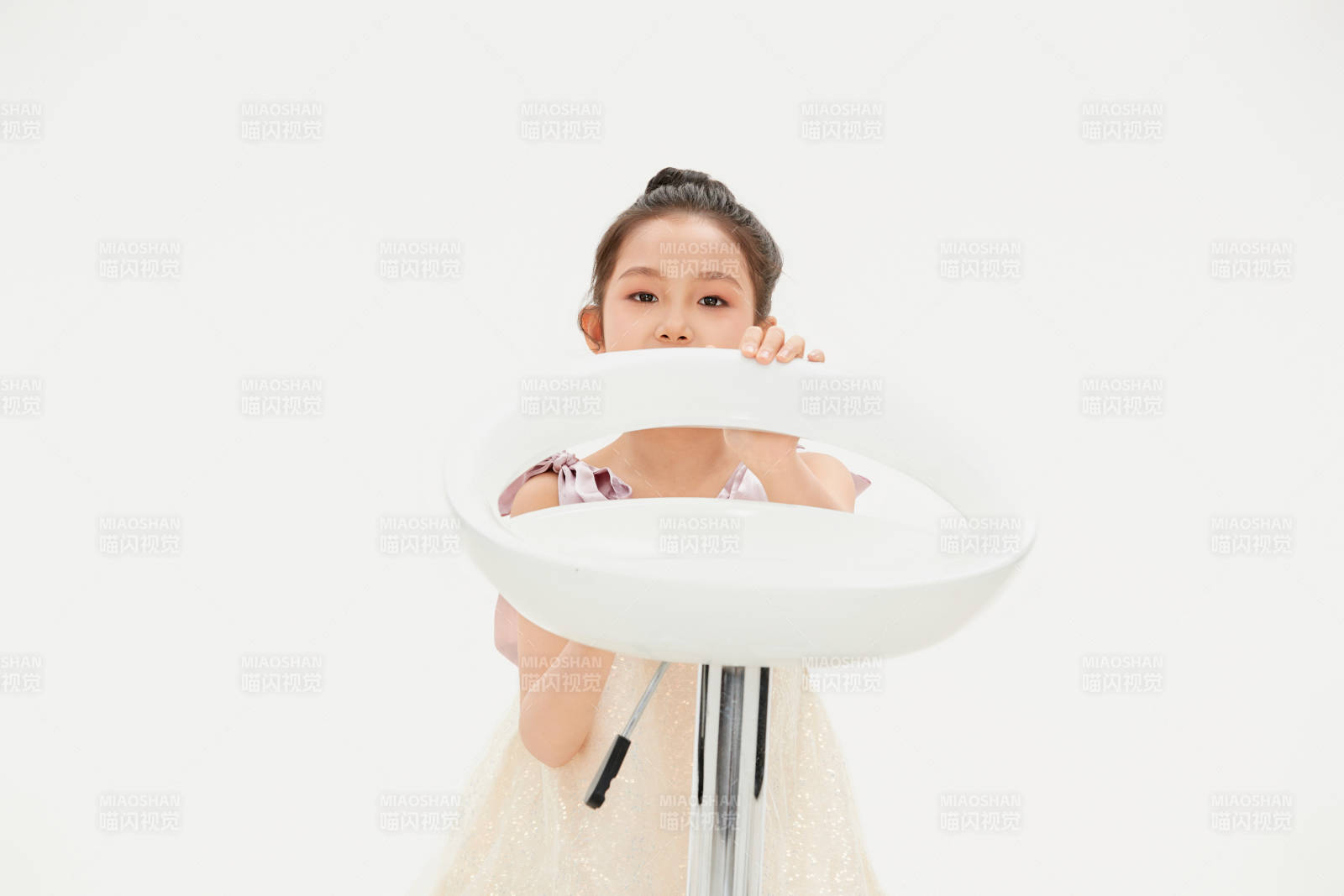 白色背景里的活泼可爱的中国小女孩儿童