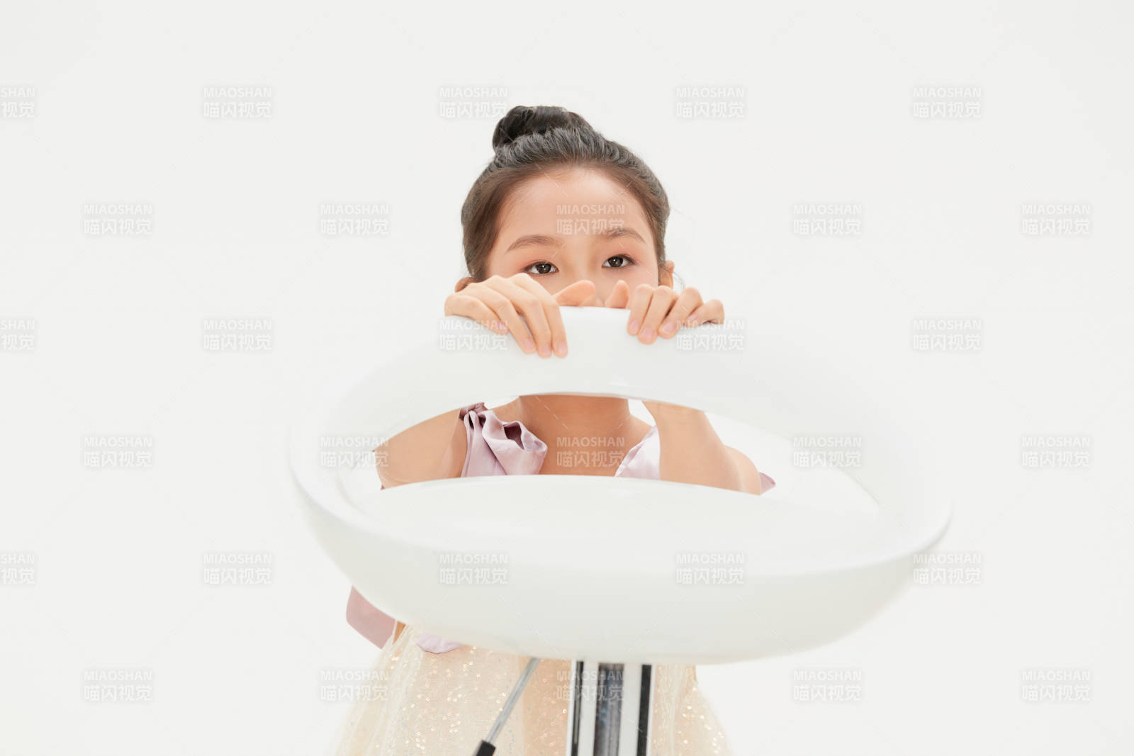 白色背景里的活泼可爱的中国小女孩儿童