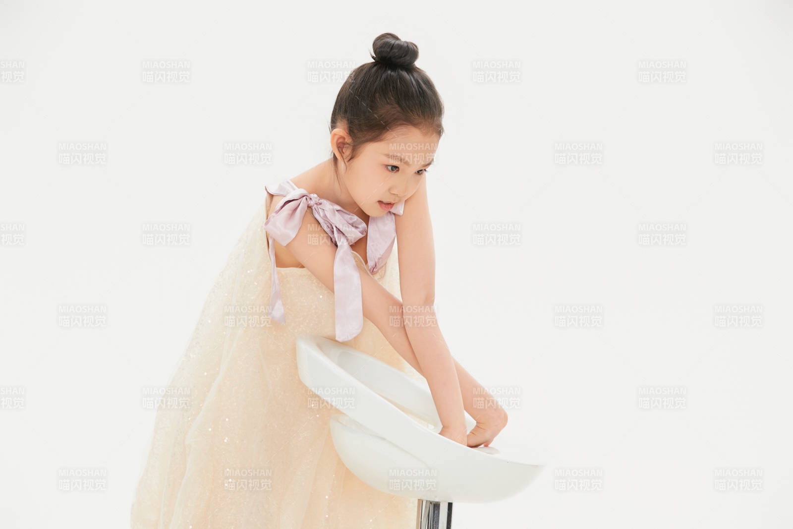 白色背景里的活泼可爱的中国小女孩儿童