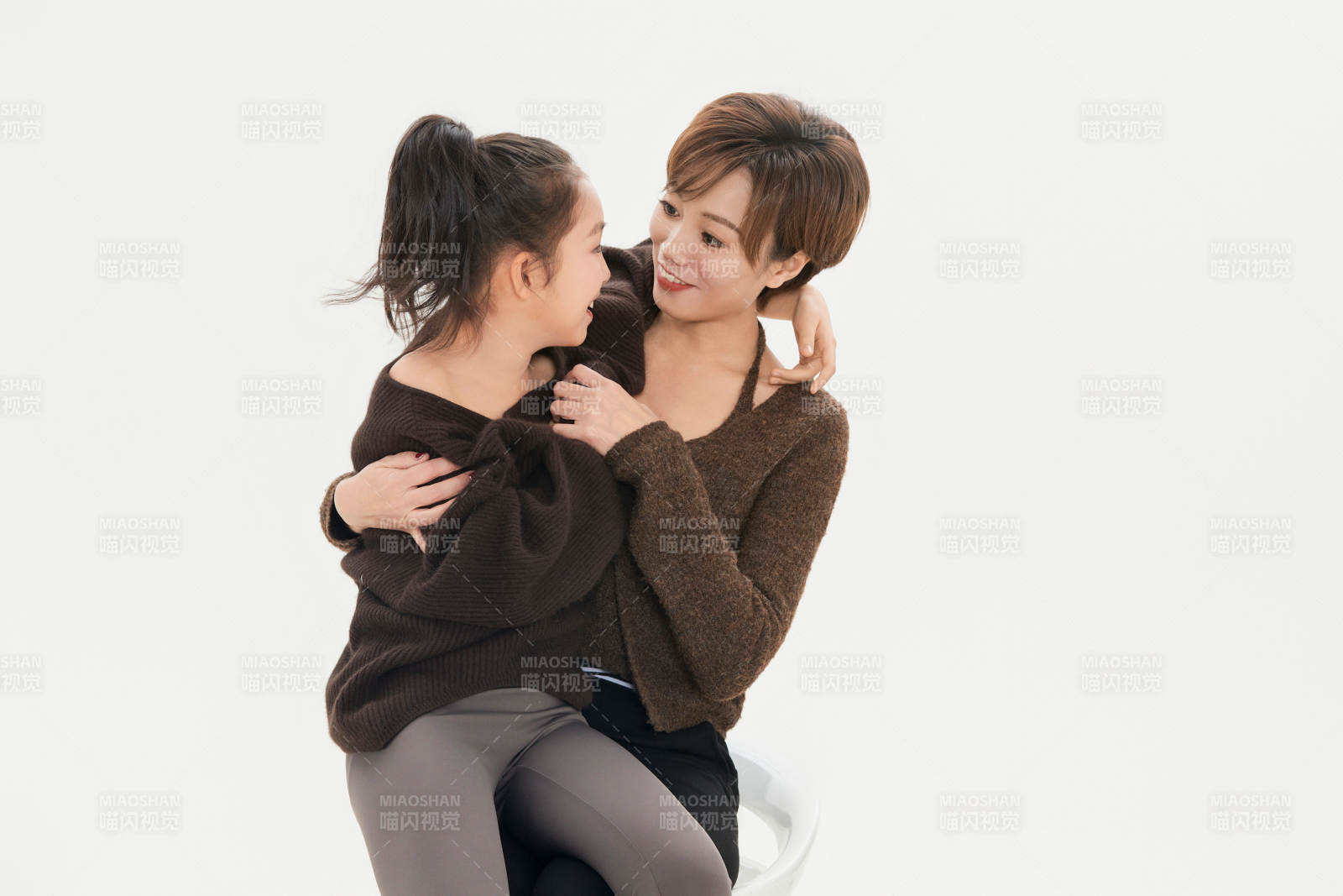 白色背景里的美丽妈妈与可爱女儿亲子人像