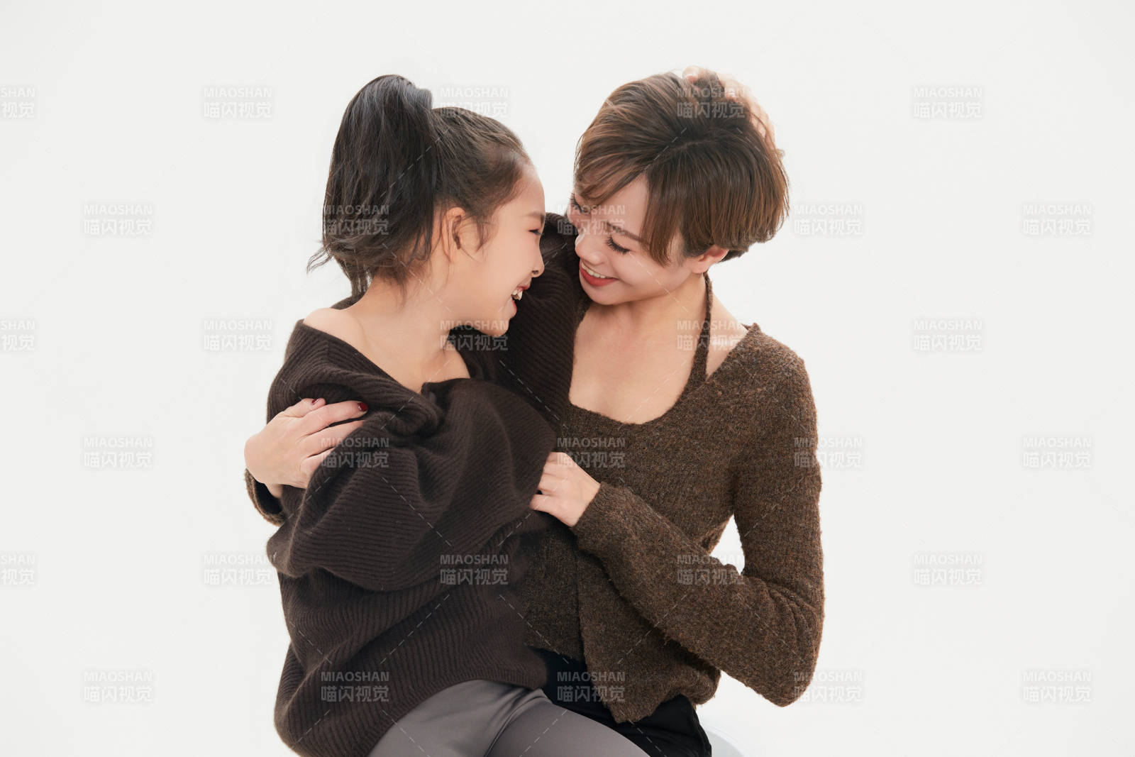 白色背景里的美丽妈妈与可爱女儿亲子人像图片