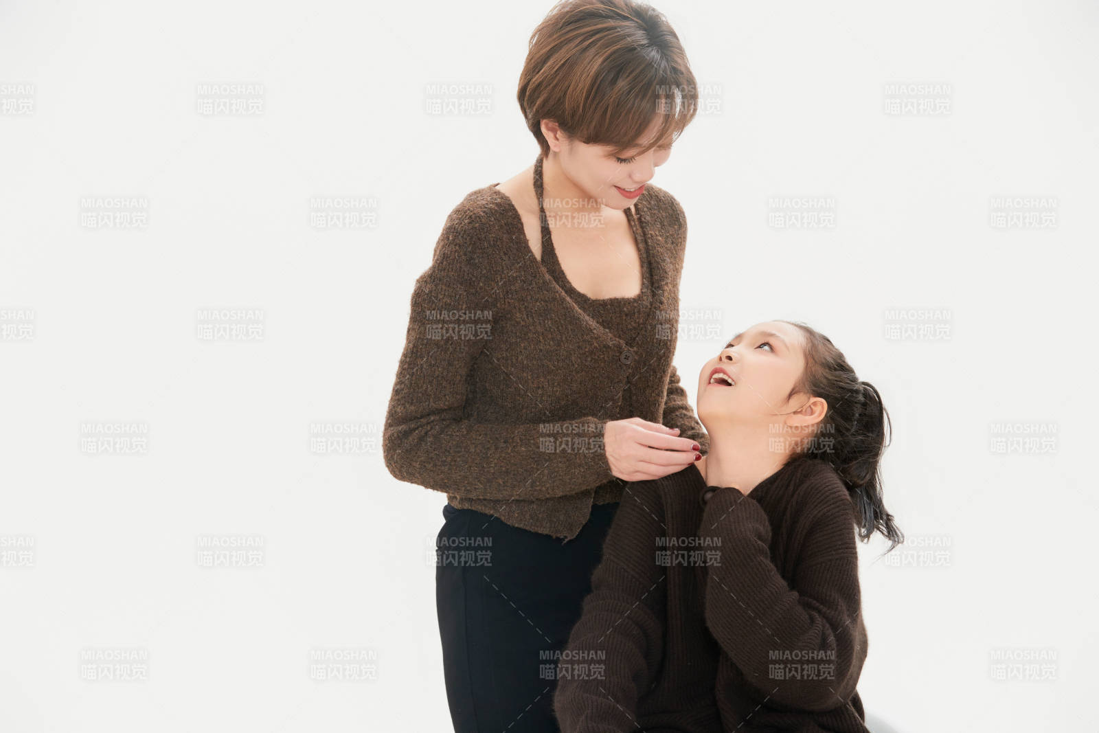 白色背景里的美丽妈妈与可爱女儿亲子人像