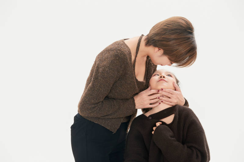 白色背景里的美丽妈妈与可爱女儿亲子人像