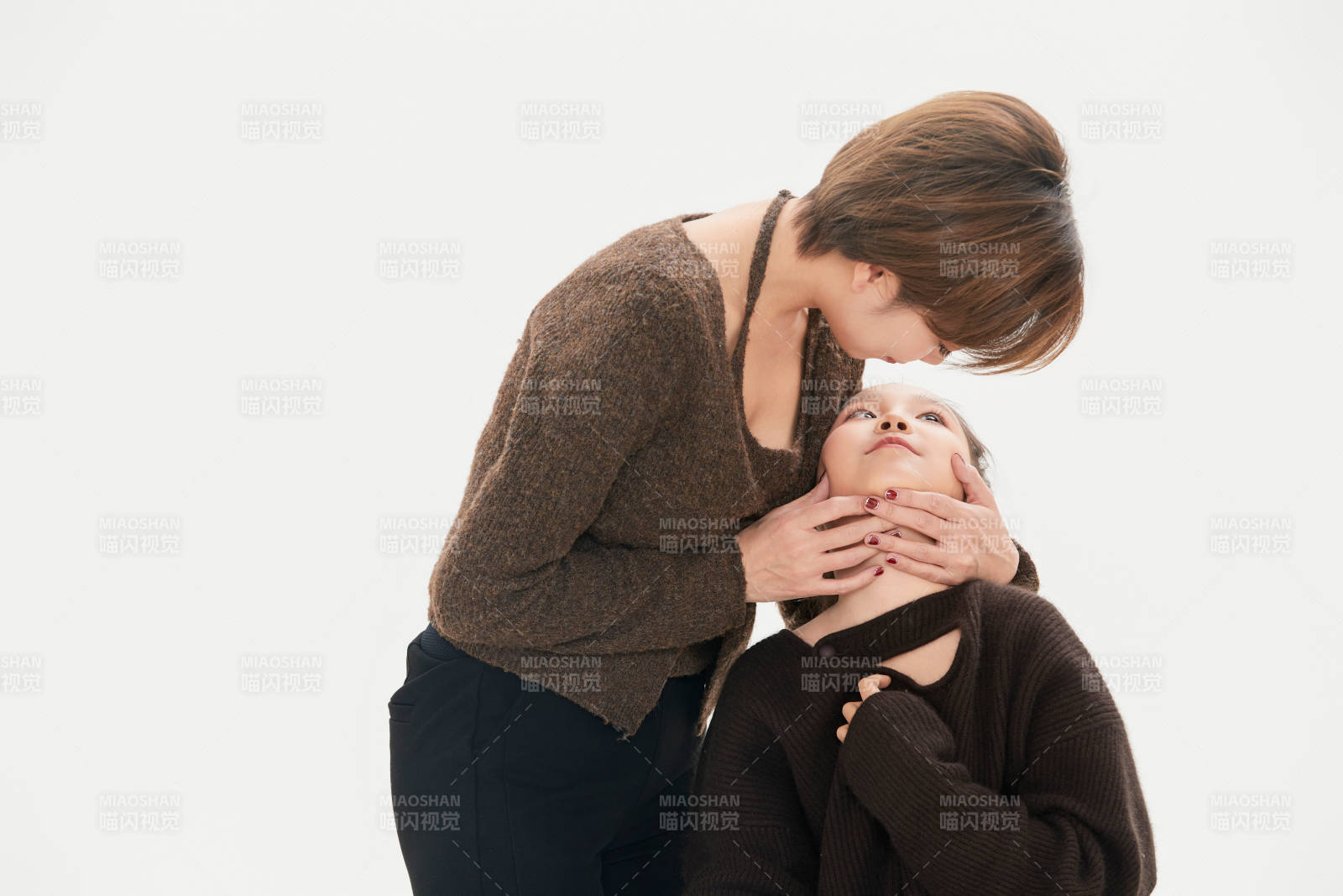 白色背景里的美丽妈妈与可爱女儿亲子人像