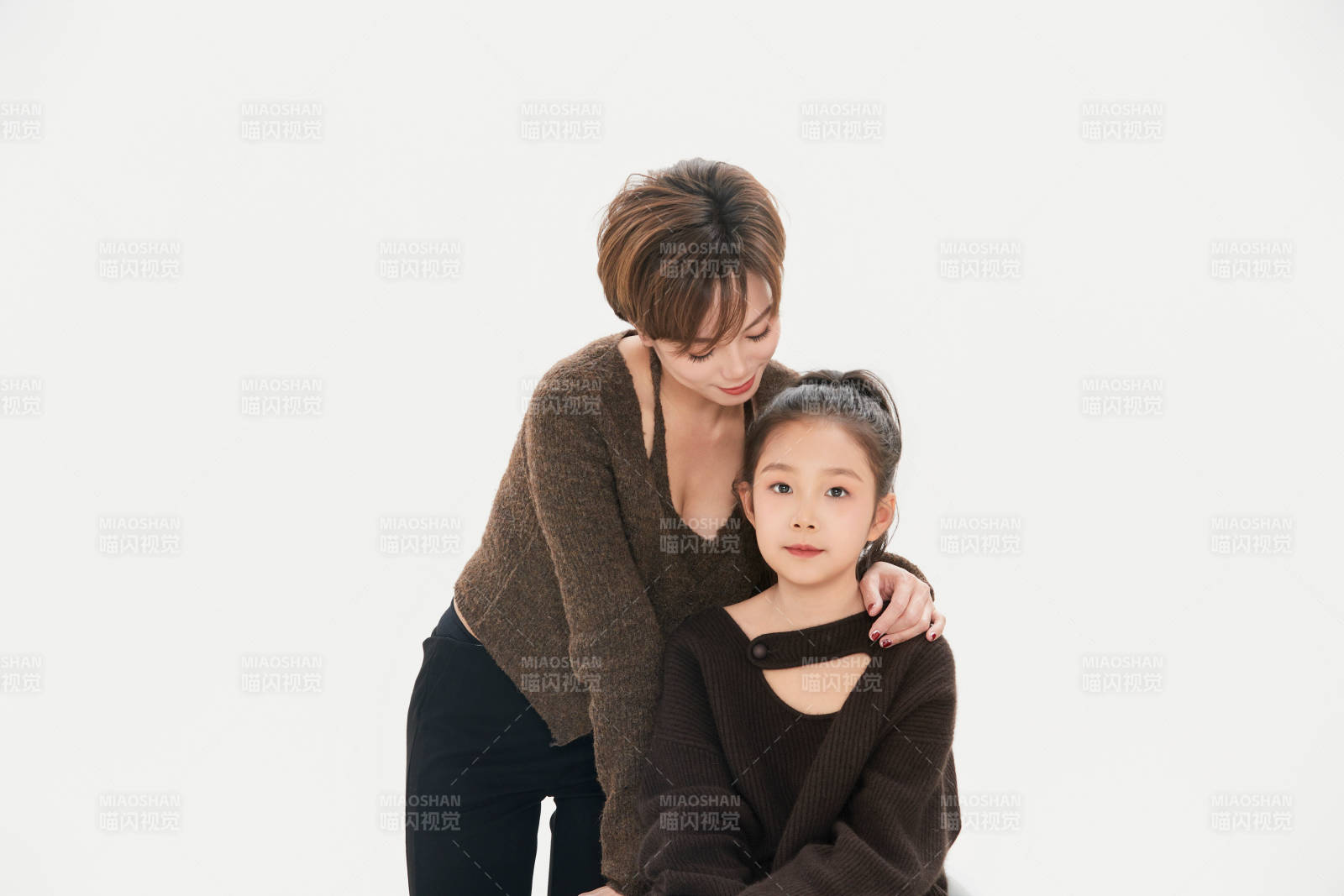 白色背景里的美麗媽媽與可愛女兒親子人像