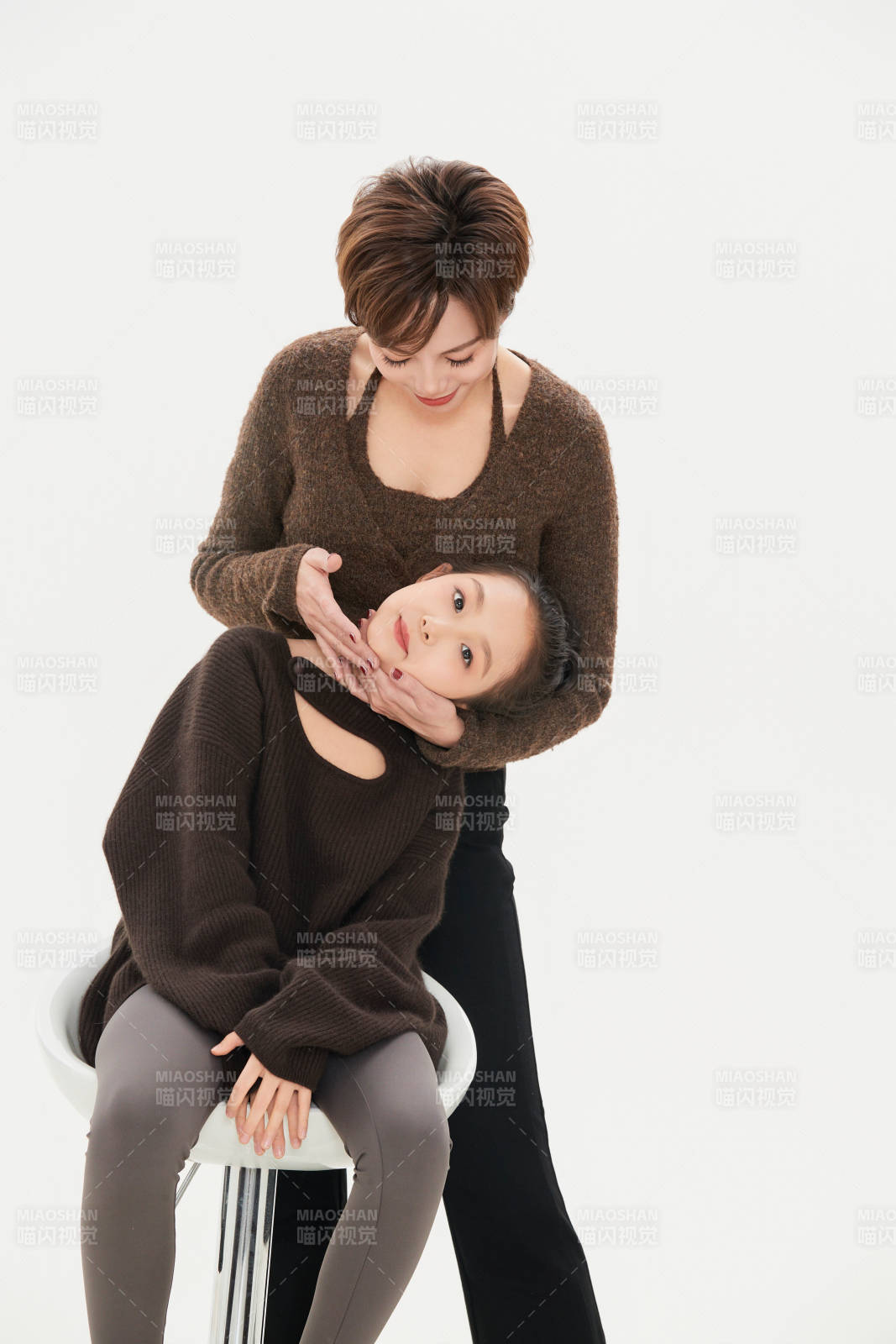 白色背景里的美麗媽媽與可愛女兒親子人像