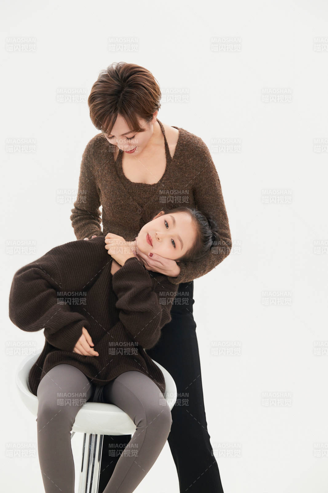 白色背景里的美丽妈妈与可爱女儿亲子人像