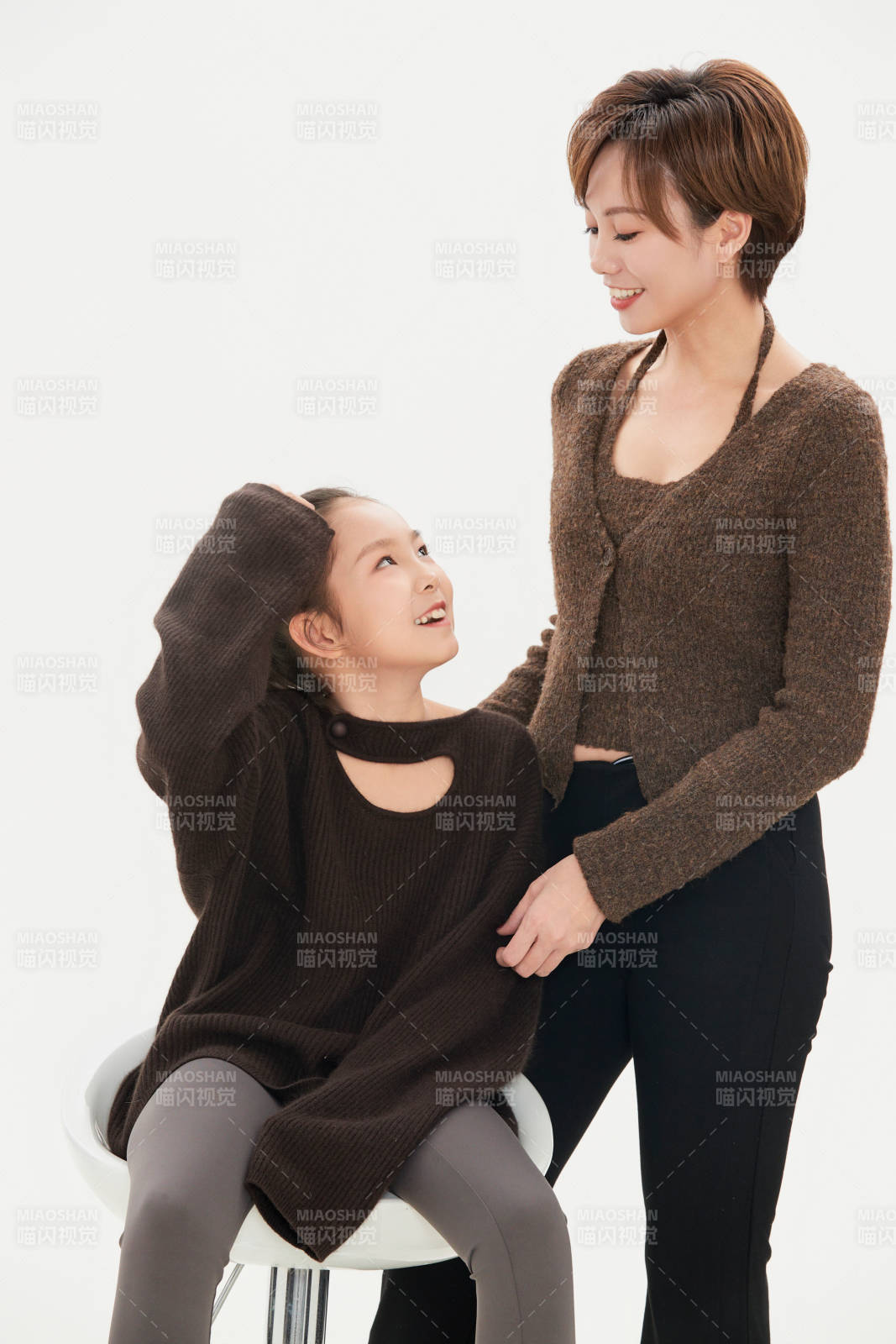 白色背景里的美丽妈妈与可爱女儿亲子人像