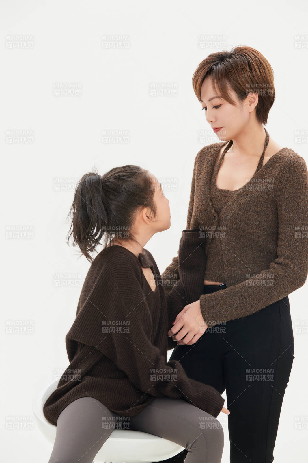 白色背景里的美麗媽媽與可愛女兒親子人像