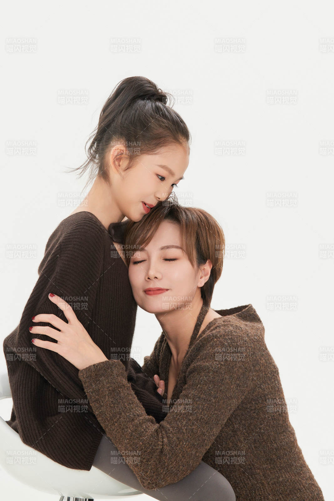 白色背景里的美丽妈妈与可爱女儿亲子人像