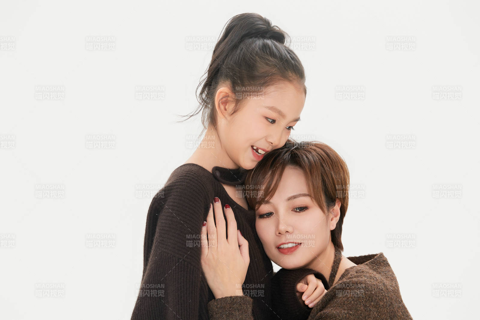 白色背景里的美丽妈妈与可爱女儿亲子人像