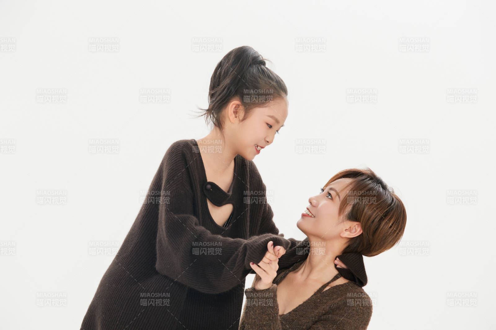 白色背景里的美丽妈妈与可爱女儿亲子人像