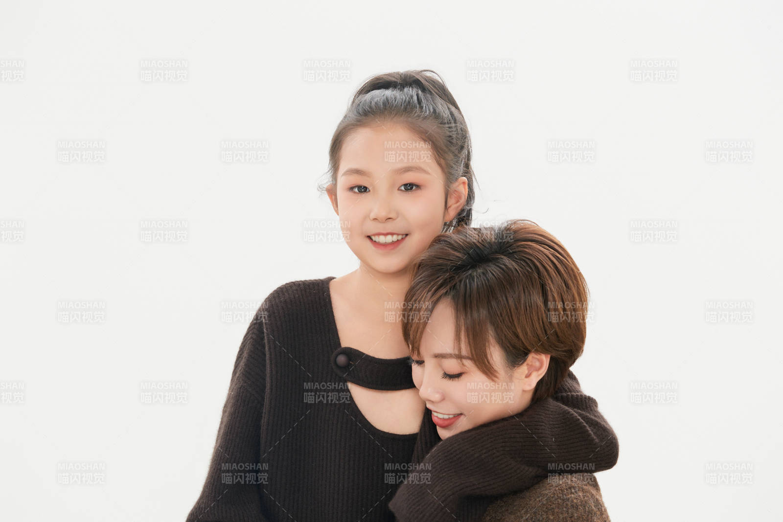 白色背景里的美丽妈妈与可爱女儿亲子人像