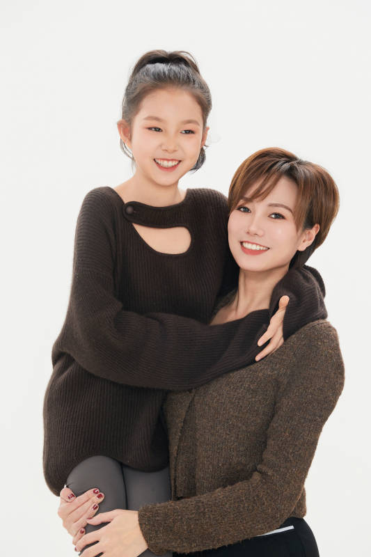 白色背景里的美丽妈妈与可爱女儿亲子人像