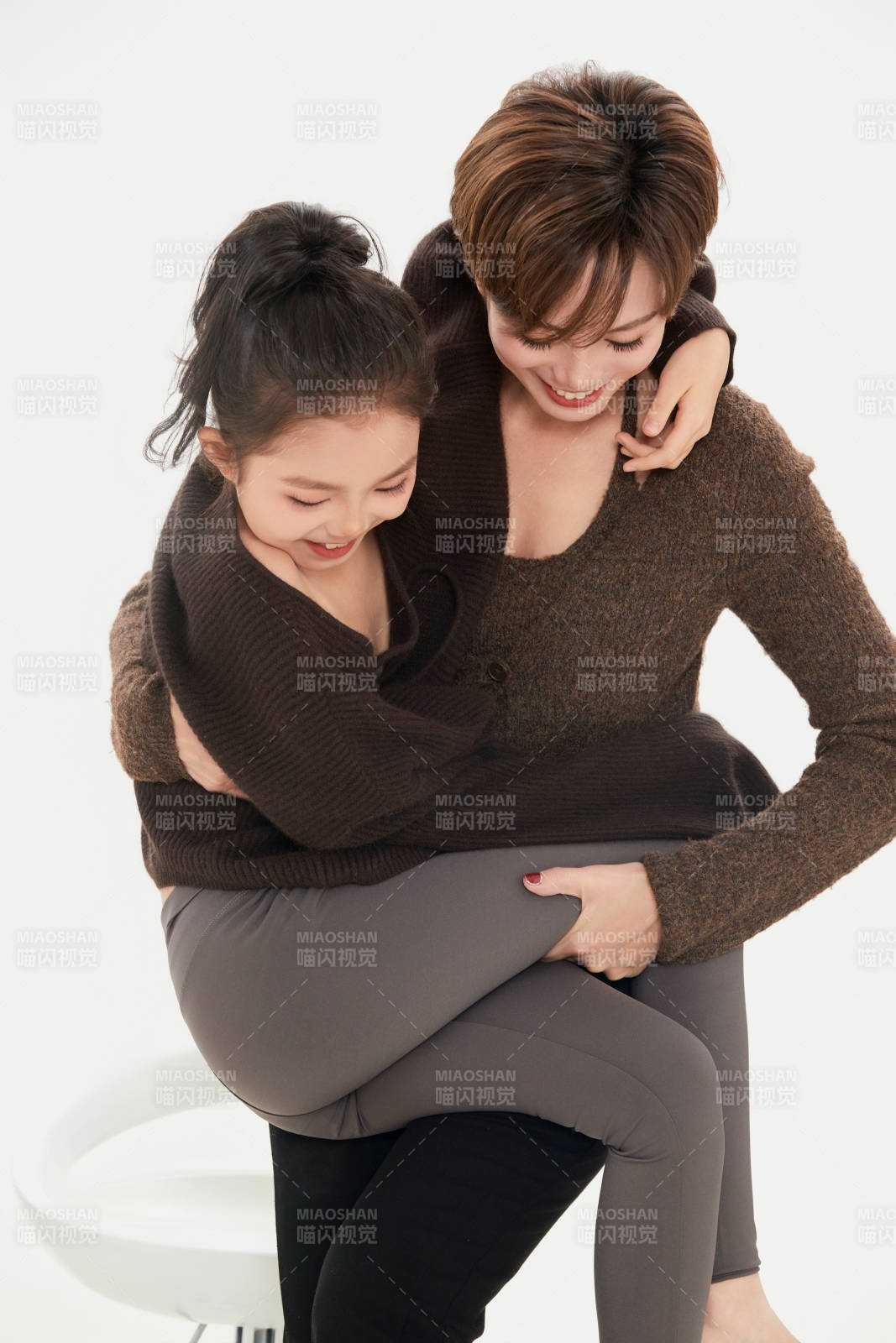 白色背景里的美麗媽媽與可愛女兒親子人像