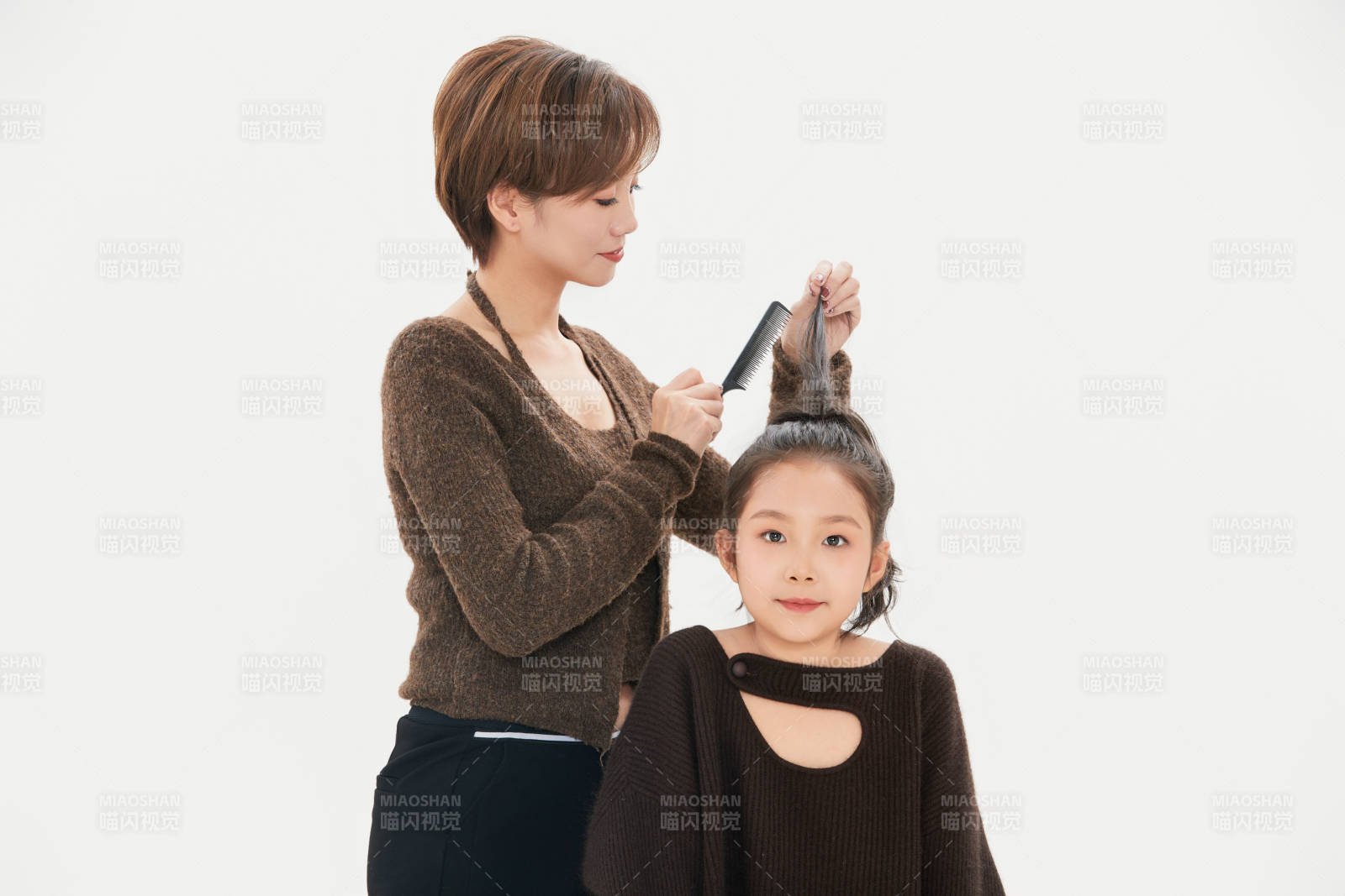 白色背景里的美丽妈妈与可爱女儿亲子人像