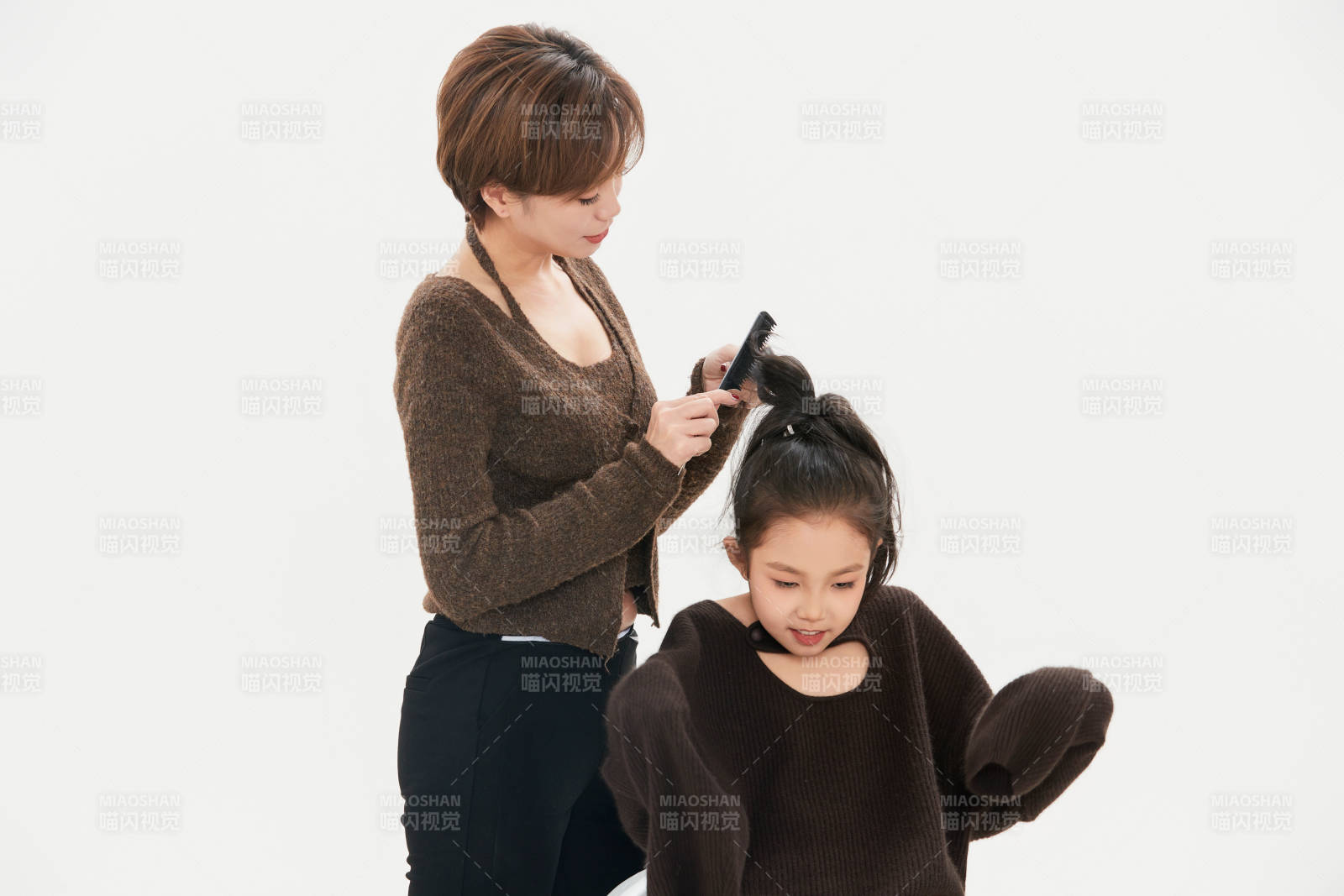 白色背景里的美丽妈妈与可爱女儿亲子人像