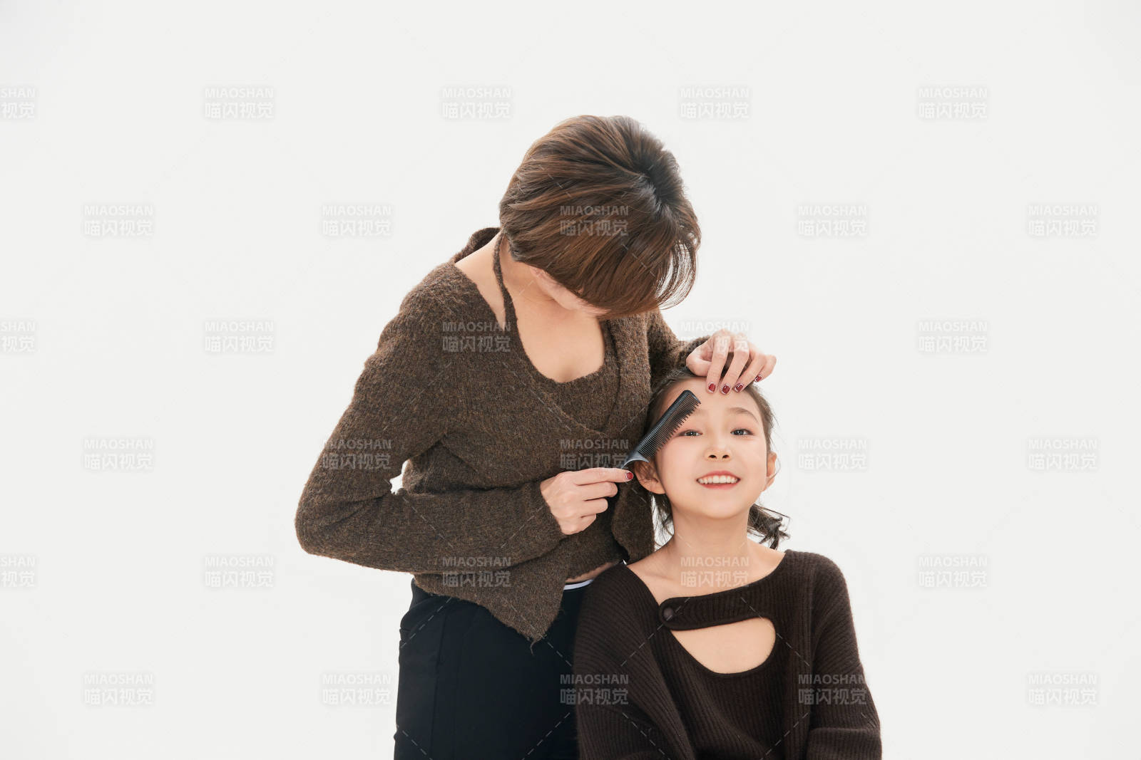 白色背景里的美麗媽媽與可愛女兒親子人像