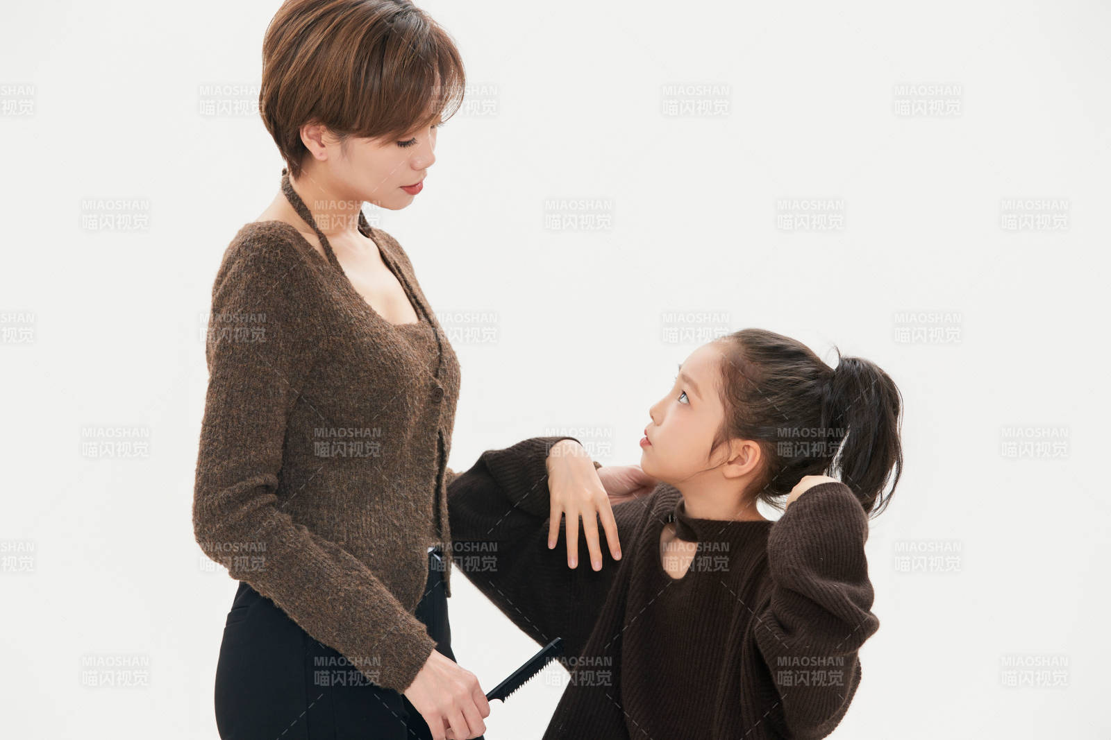 白色背景里的美丽妈妈与可爱女儿亲子人像