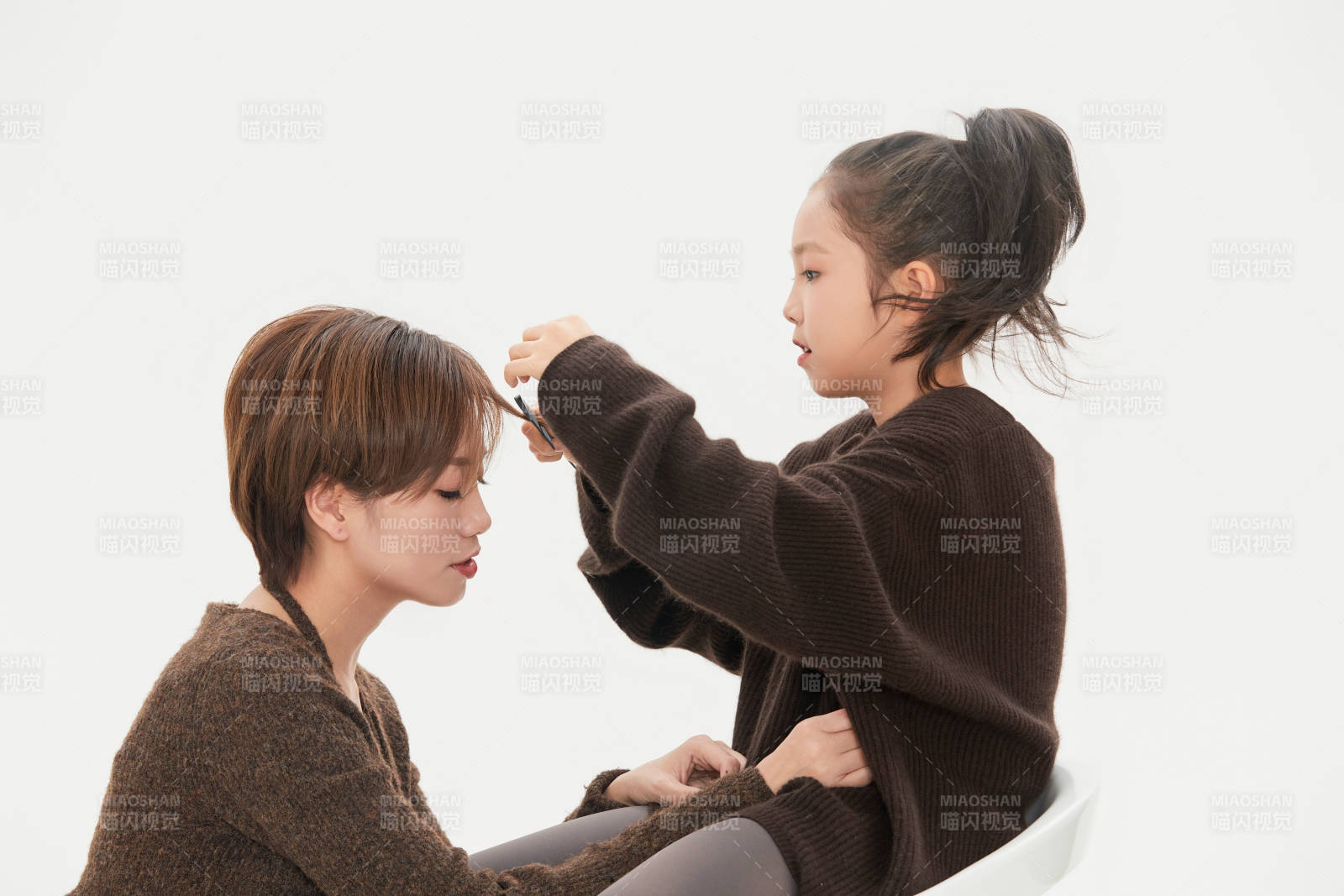 白色背景里的美丽妈妈与可爱女儿亲子人像