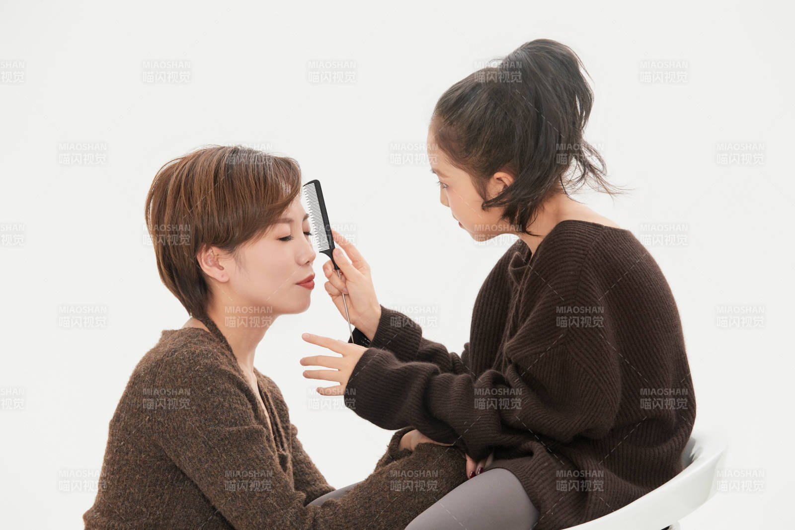 白色背景里的美丽妈妈与可爱女儿亲子人像