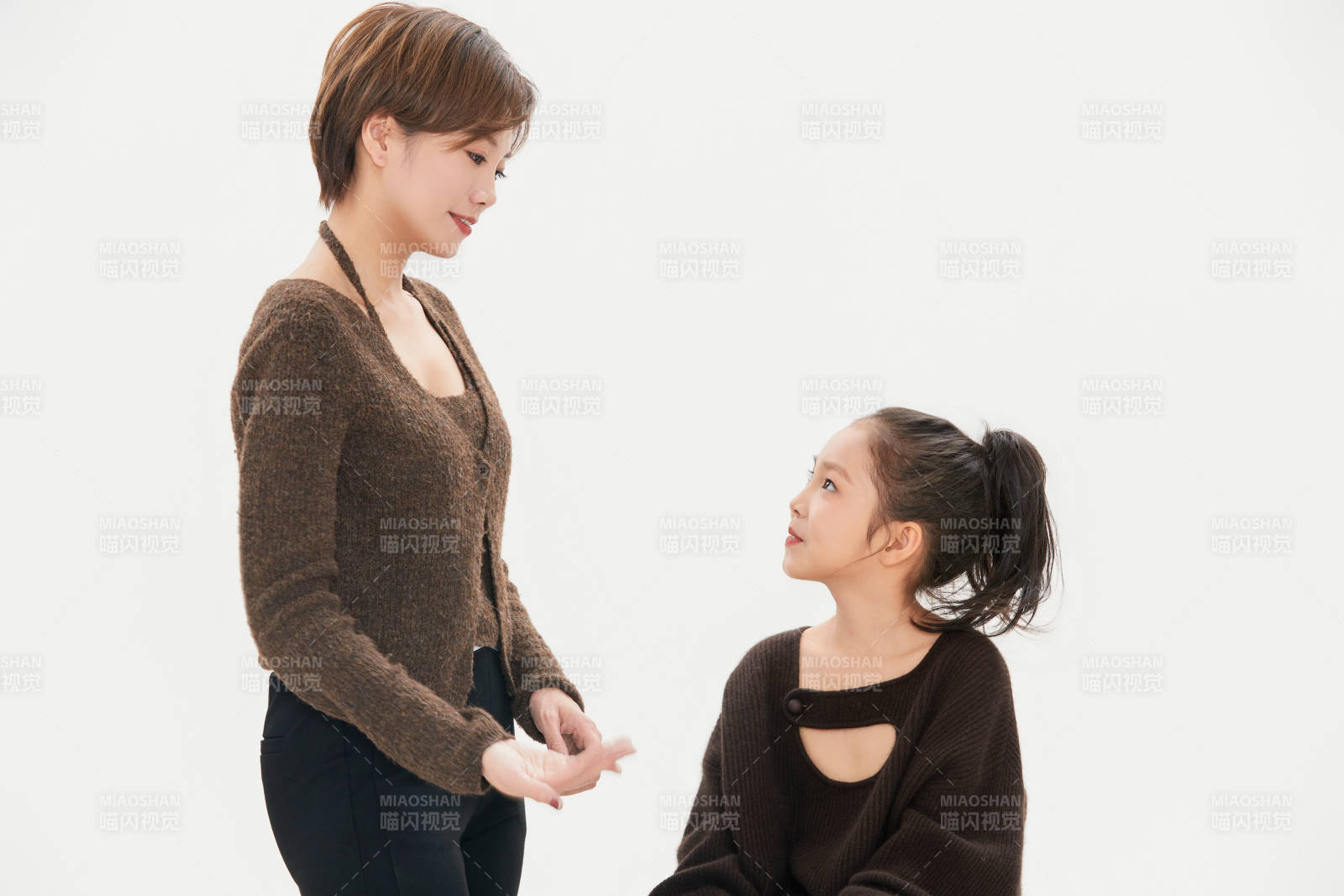 白色背景里的美丽妈妈与可爱女儿亲子人像