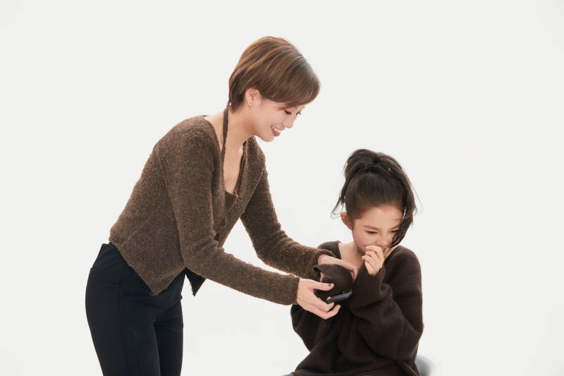 白色背景里的美丽妈妈与可爱女儿亲子人像