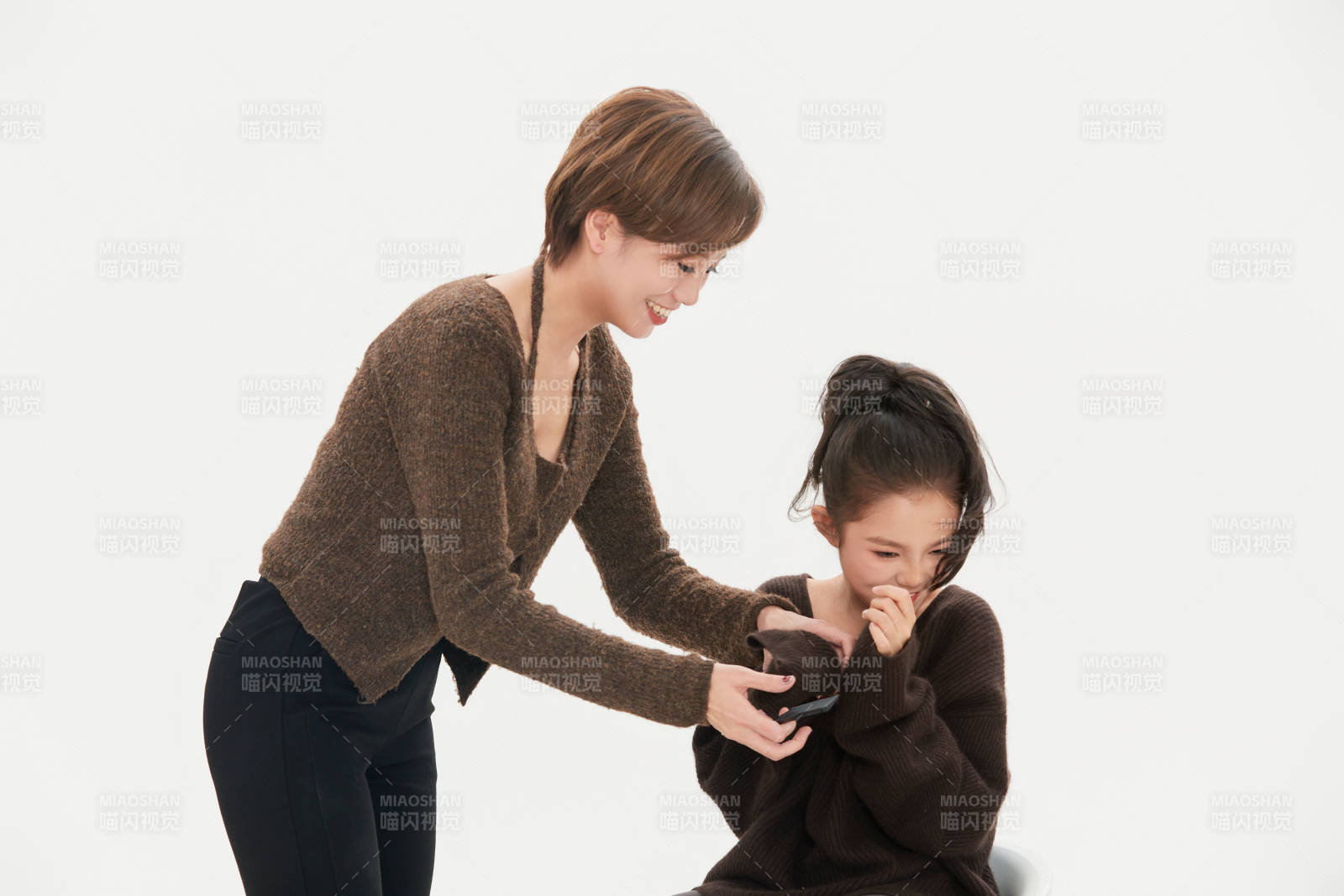 白色背景里的美丽妈妈与可爱女儿亲子人像