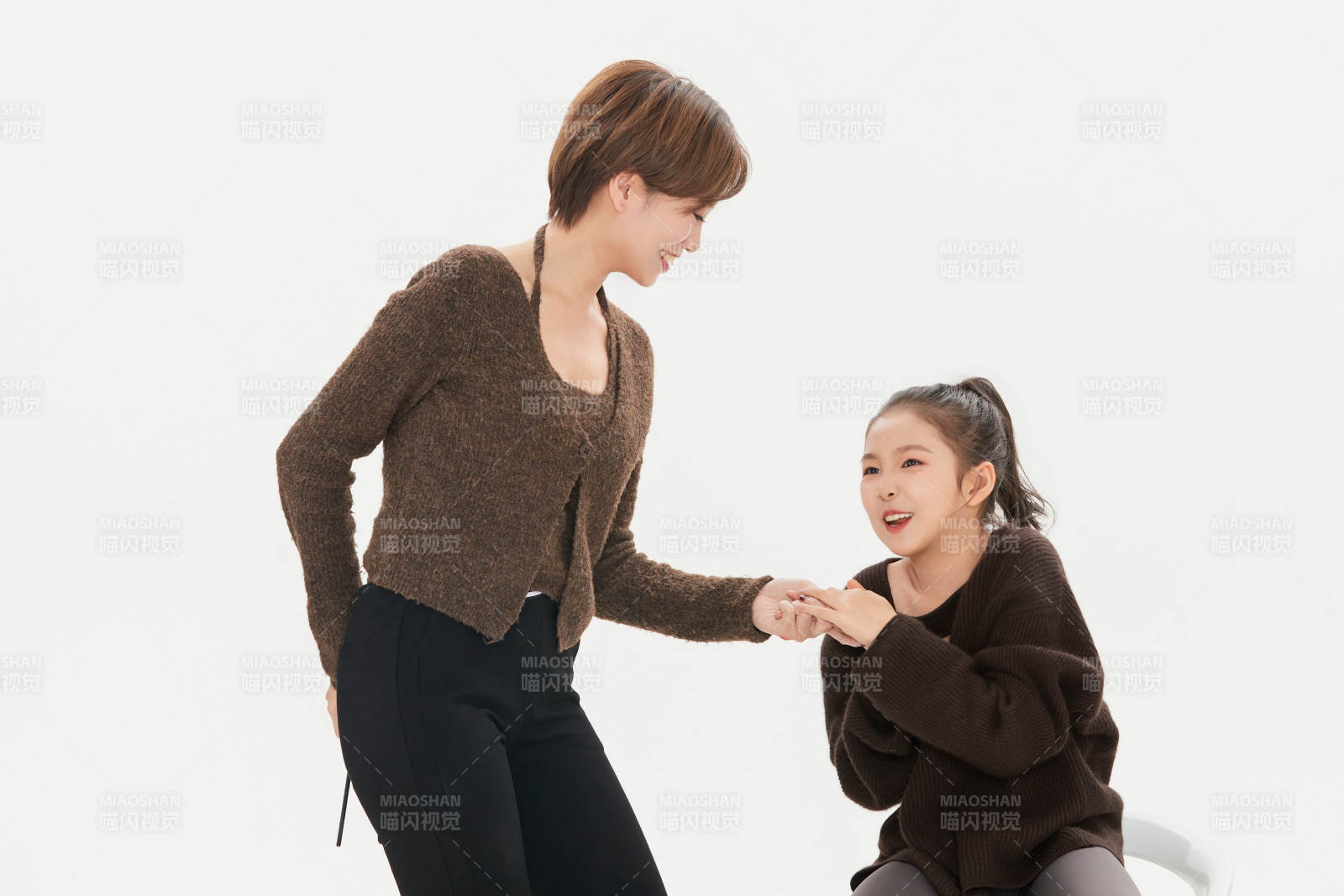 白色背景里的美丽妈妈与可爱女儿亲子人像