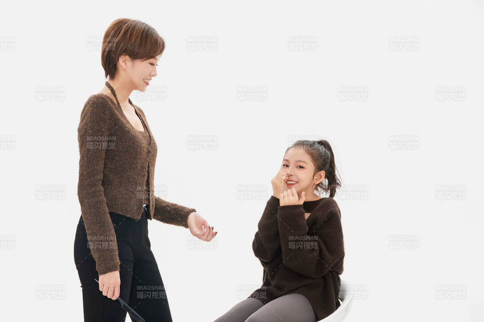 白色背景里的美丽妈妈与可爱女儿亲子人像