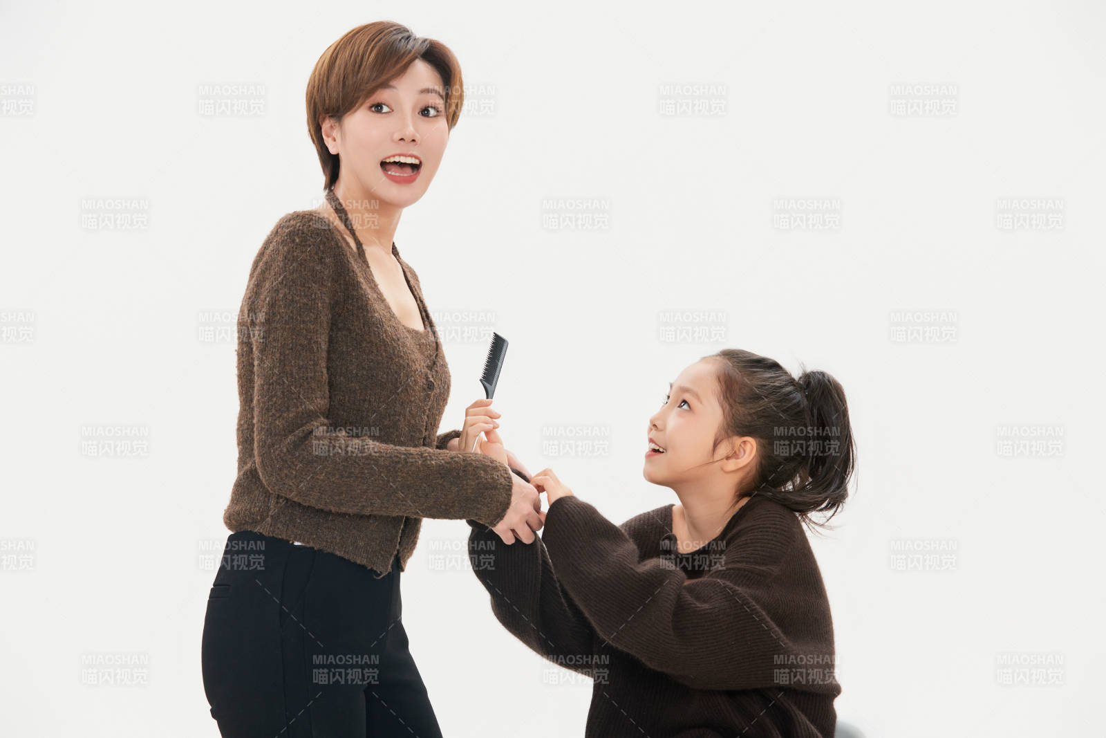 白色背景里的美丽妈妈与可爱女儿亲子人像