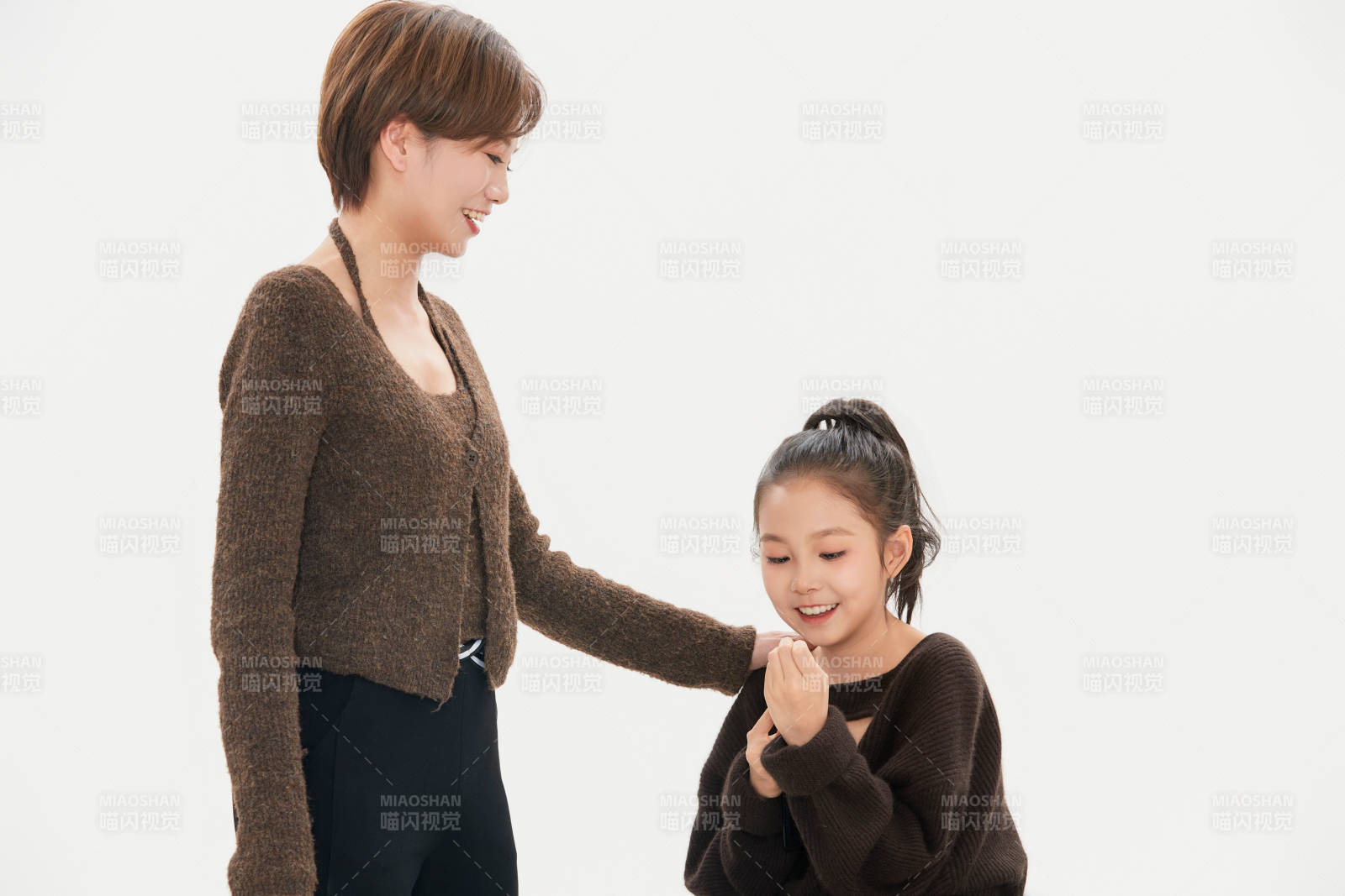 白色背景里的美丽妈妈与可爱女儿亲子人像