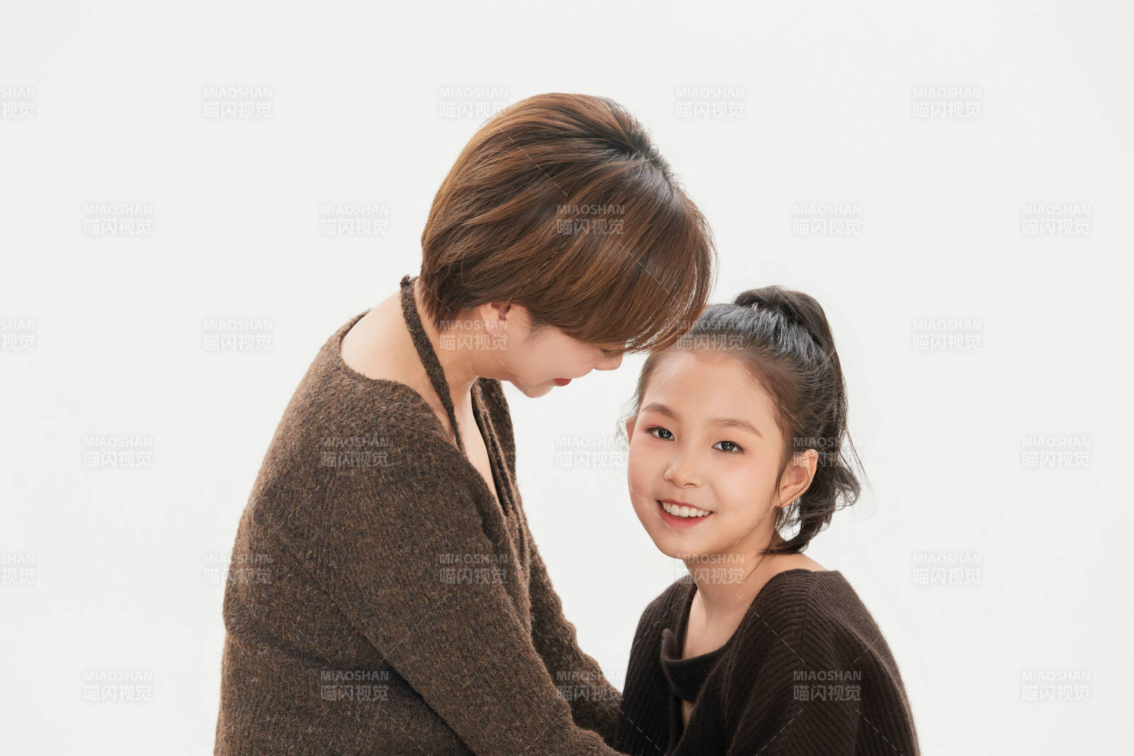 白色背景里的美丽妈妈与可爱女儿亲子人像
