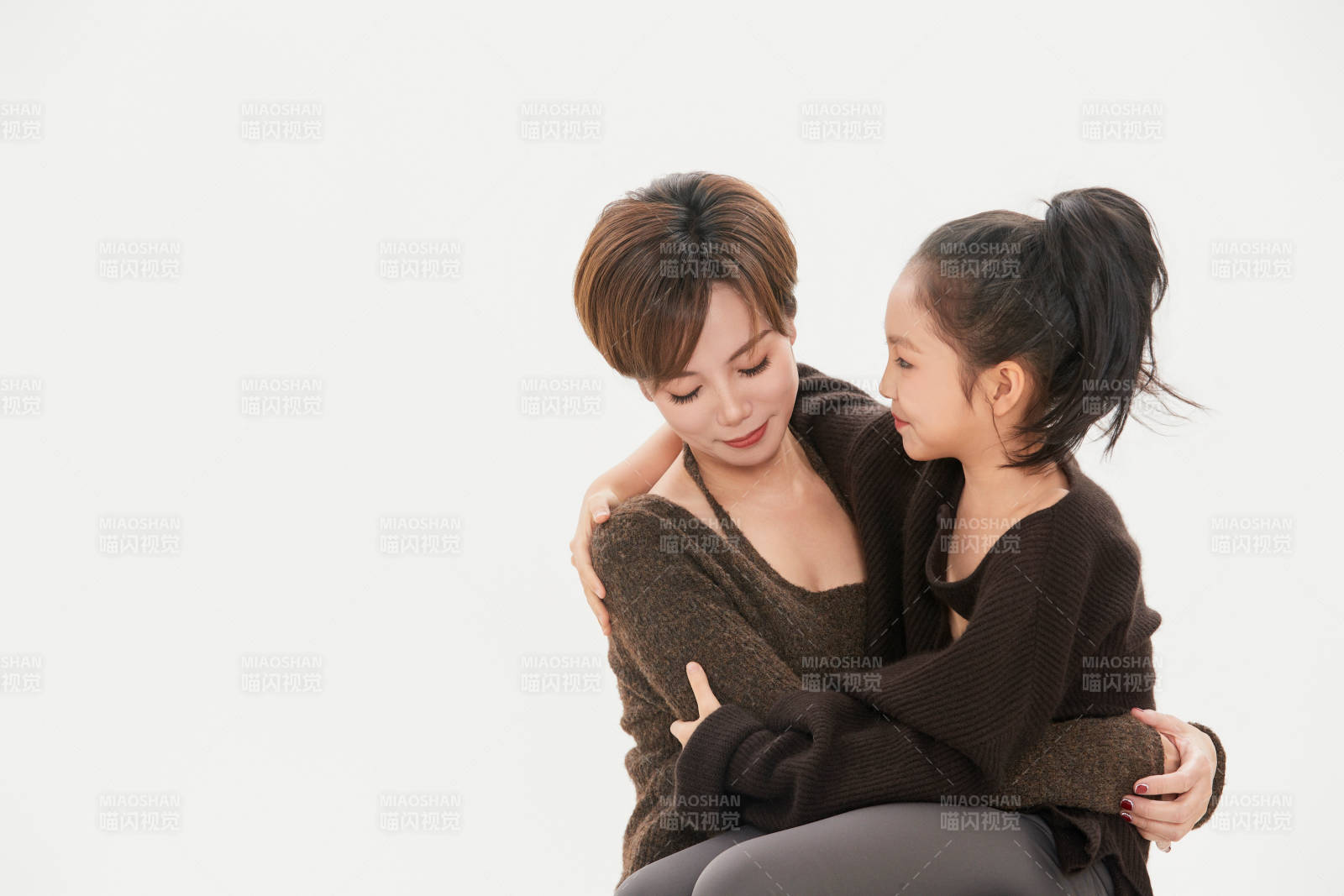 白色背景里的美丽妈妈与可爱女儿亲子人像