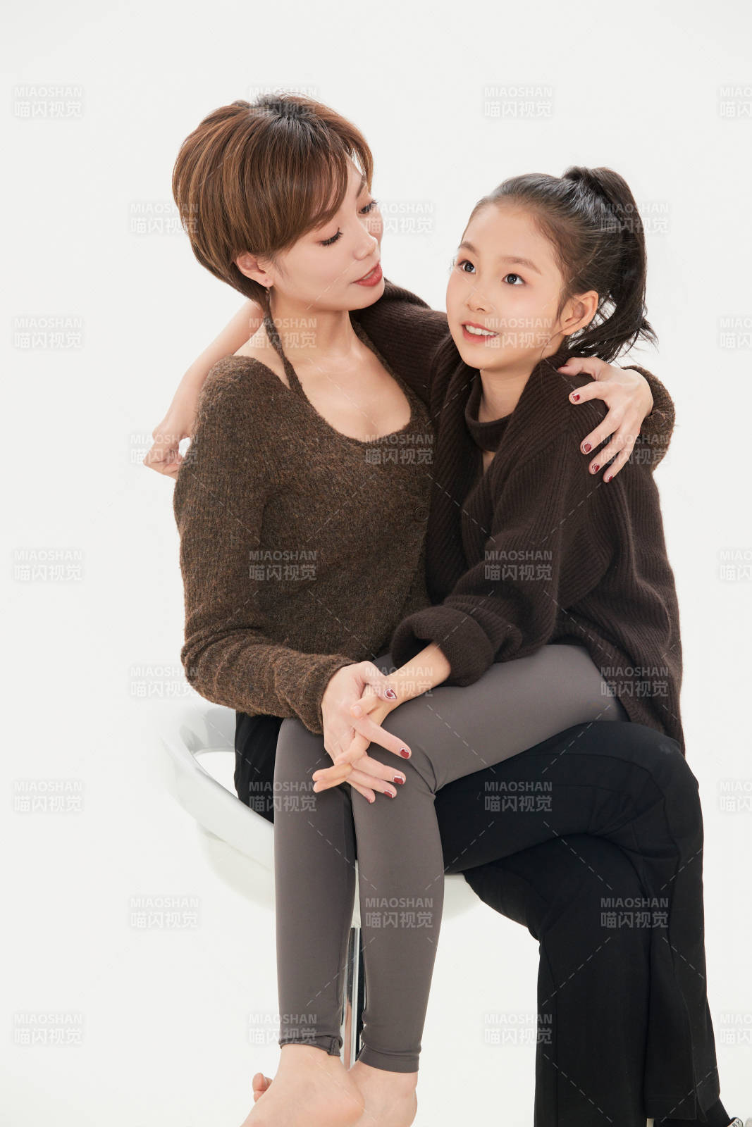 白色背景里的美丽妈妈与可爱女儿亲子人像