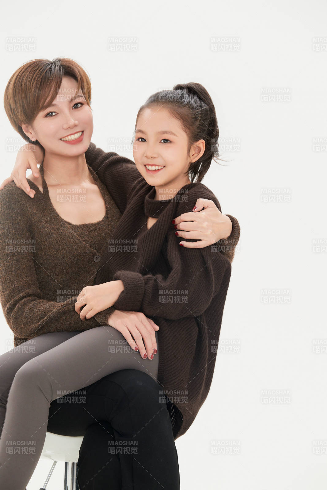 白色背景里的美丽妈妈与可爱女儿亲子人像