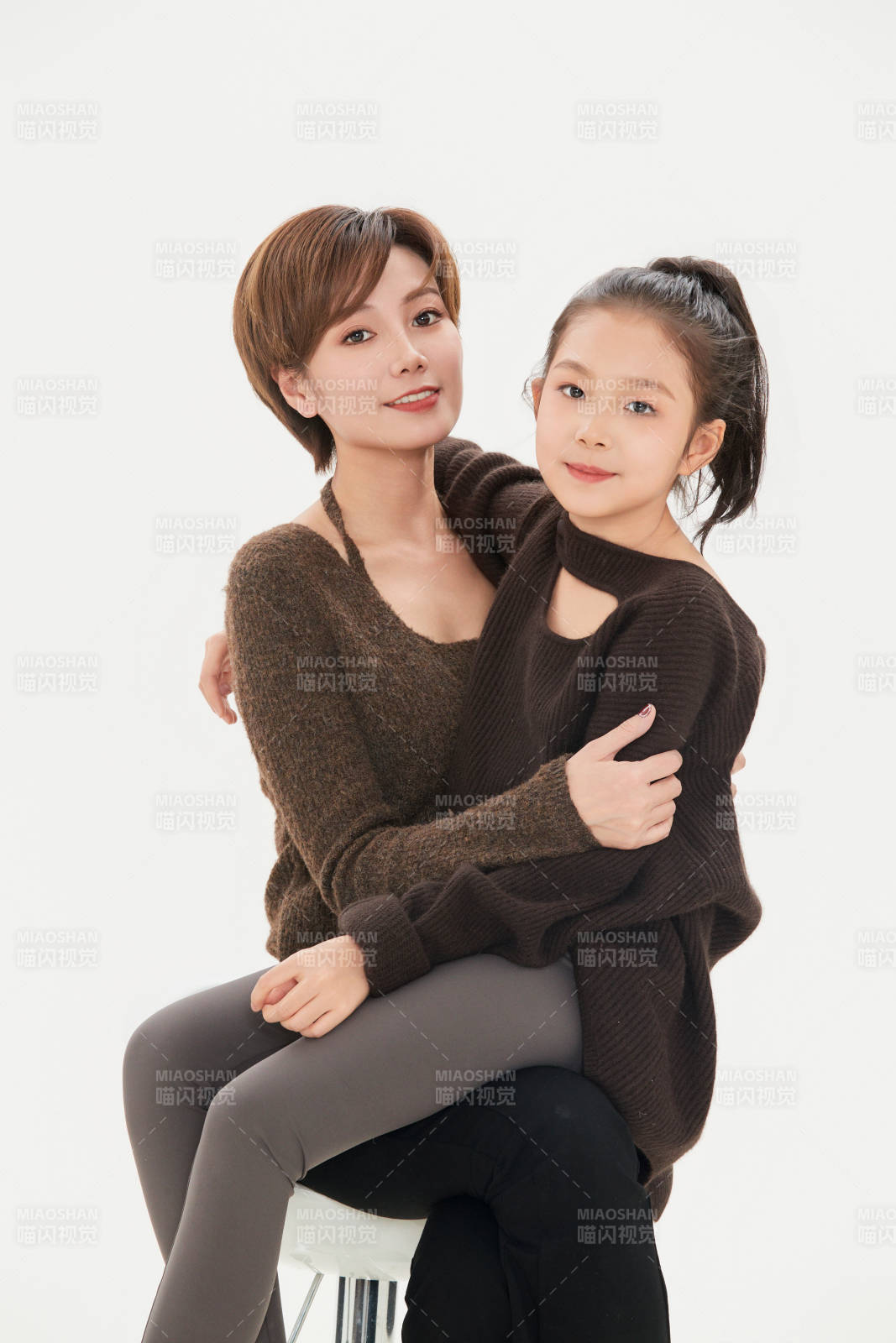 白色背景里的美麗媽媽與可愛女兒親子人像