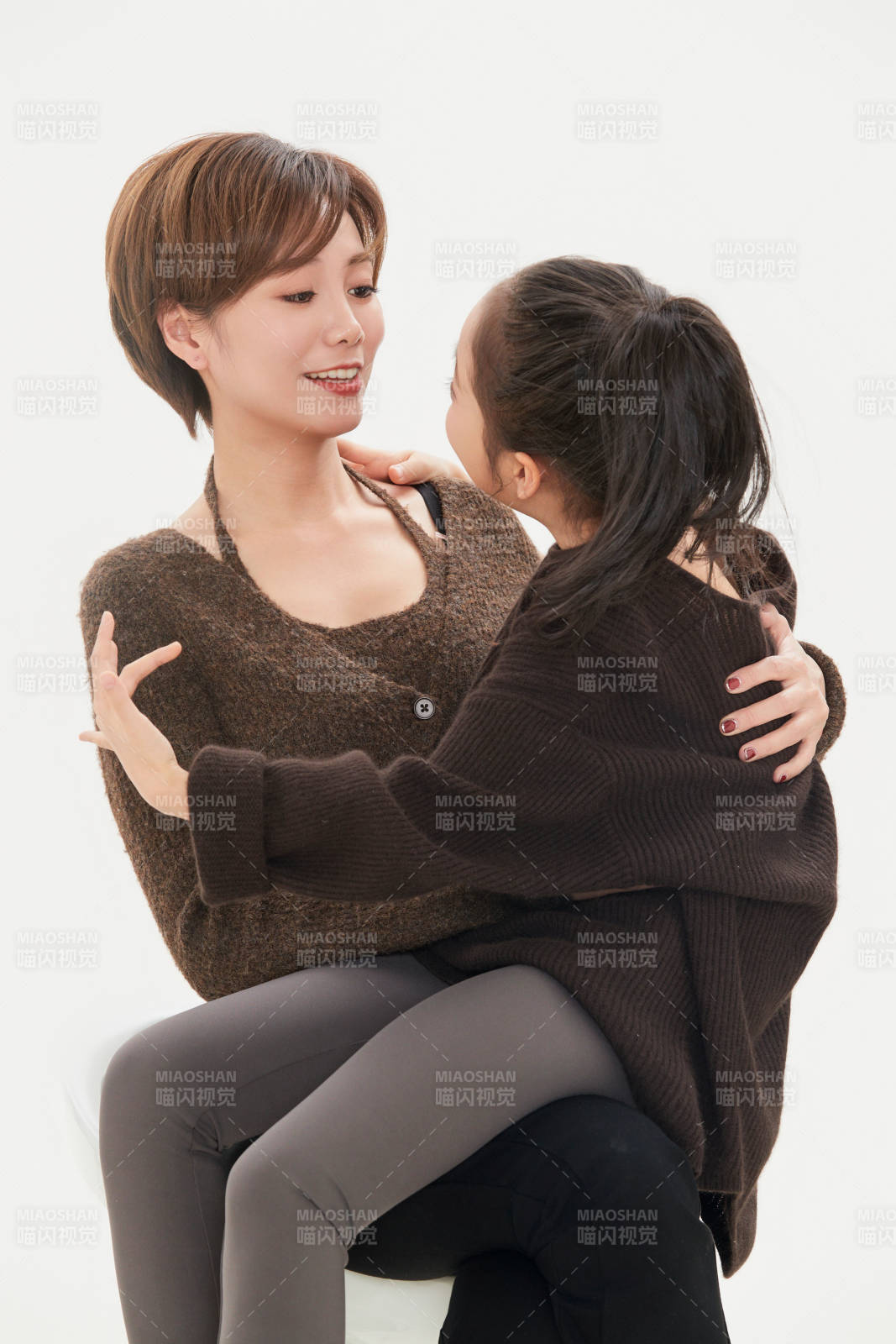 白色背景里的美麗媽媽與可愛女兒親子人像