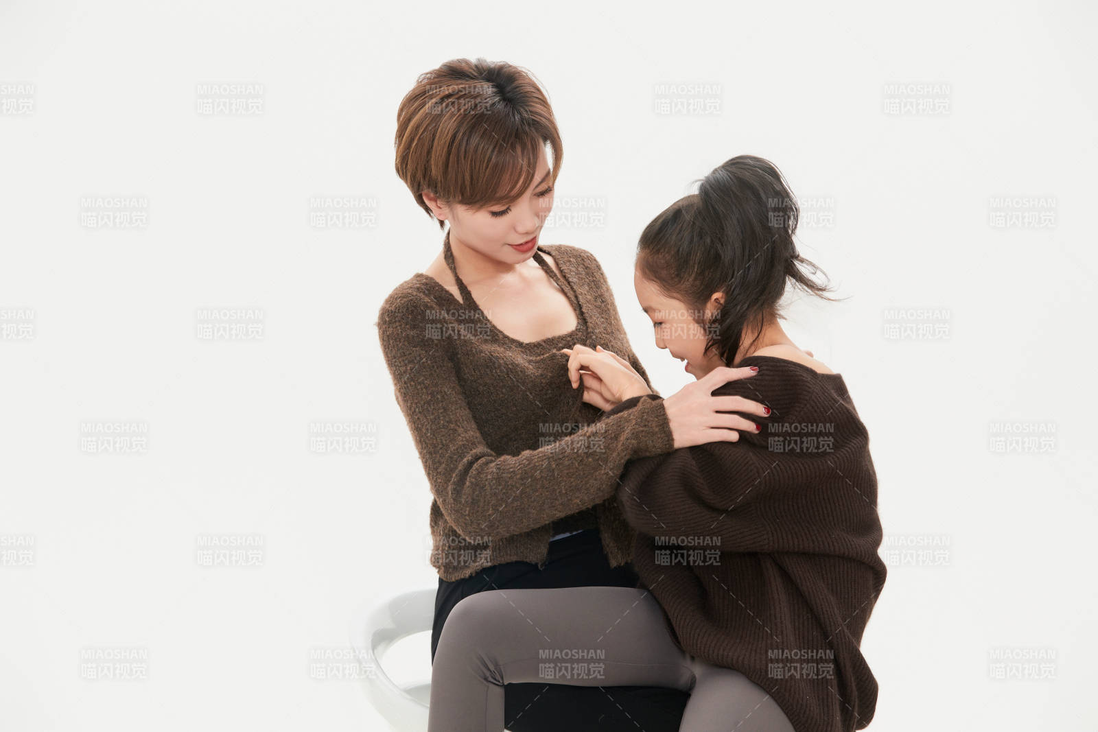 白色背景里的美麗媽媽與可愛女兒親子人像