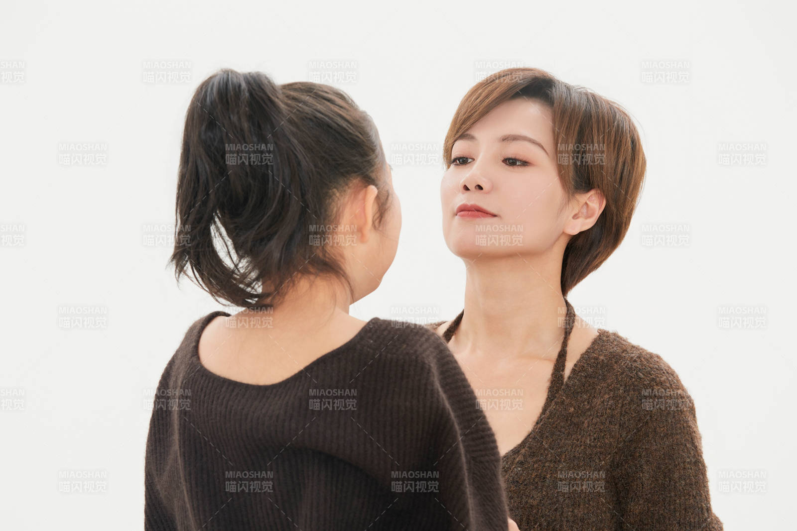 白色背景里的美丽妈妈与可爱女儿亲子人像