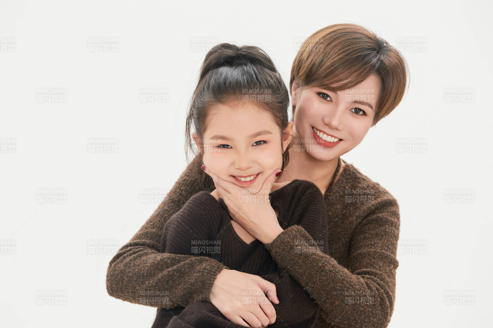 白色背景里的美丽妈妈与可爱女儿亲子人像