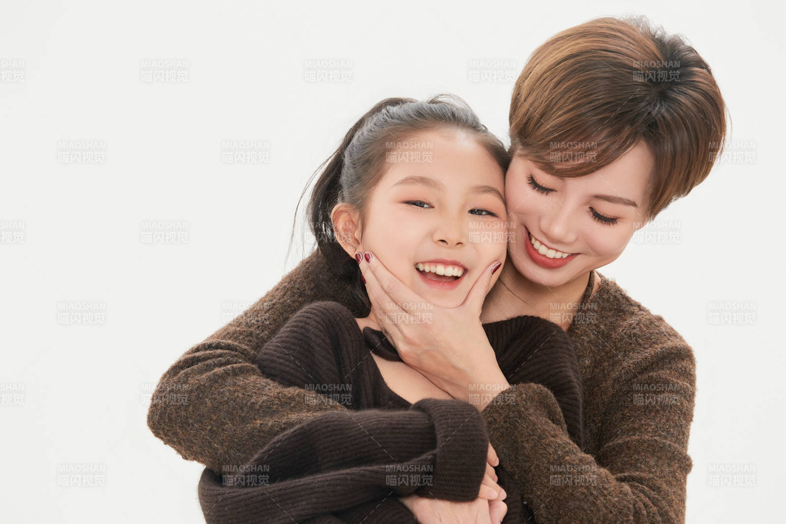 白色背景里的美丽妈妈与可爱女儿亲子人像