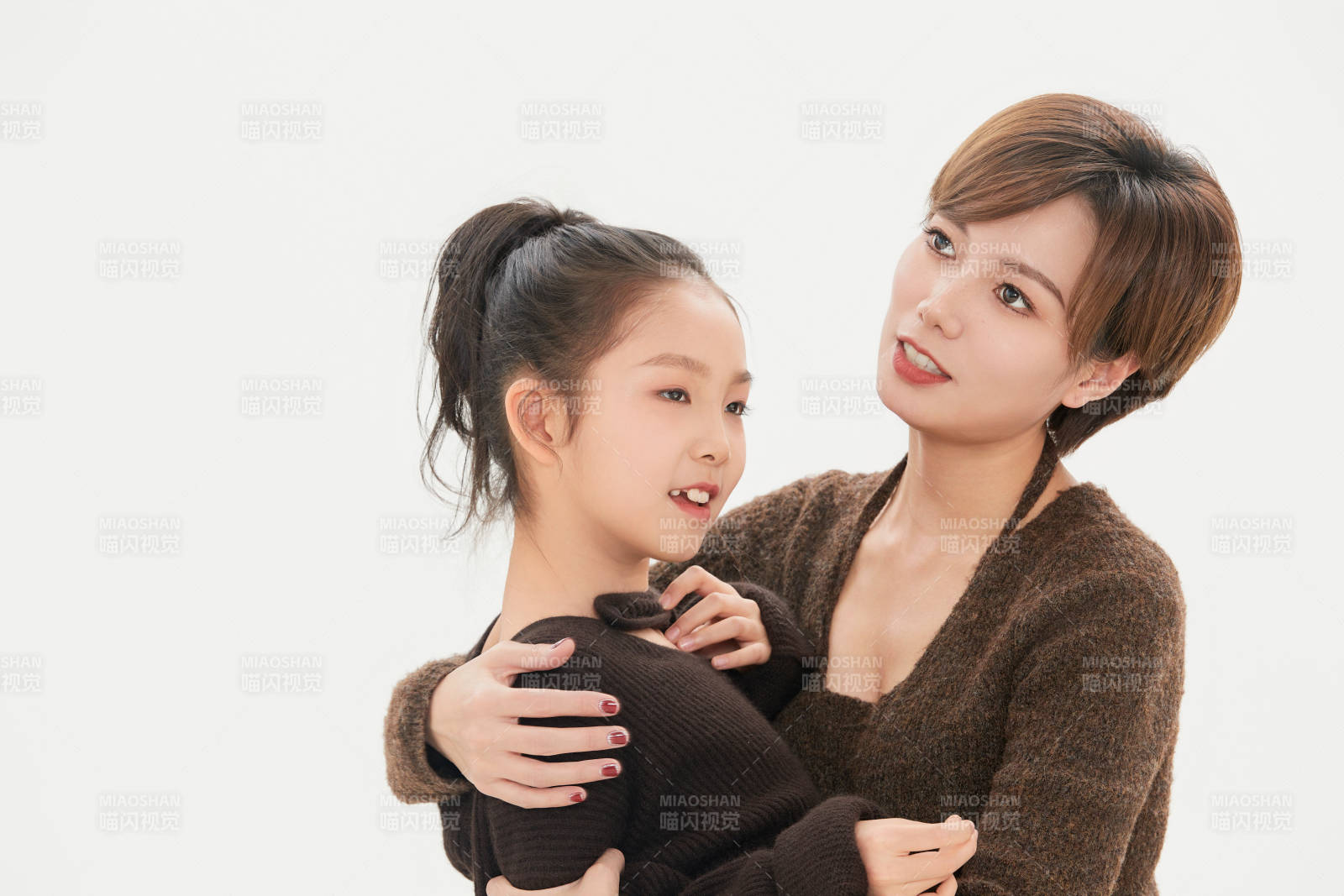 白色背景里的美麗媽媽與可愛女兒親子人像