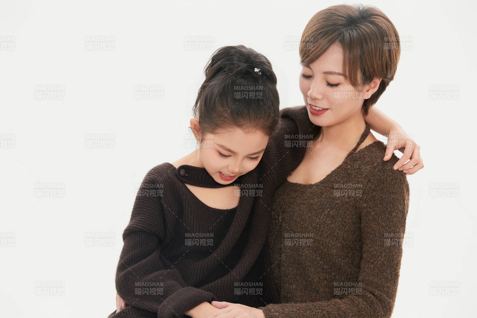 白色背景里的美丽妈妈与可爱女儿亲子人像