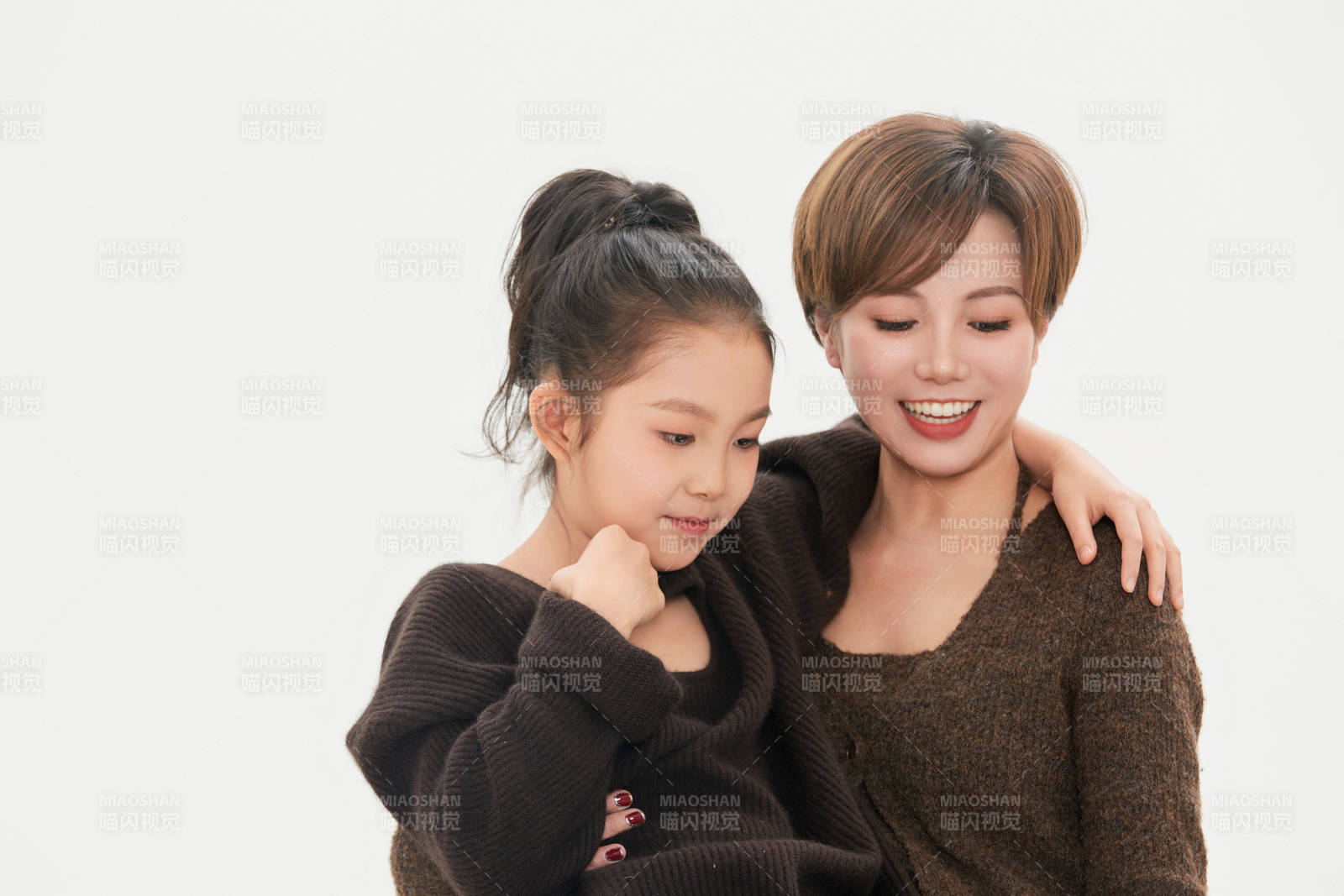 白色背景里的美丽妈妈与可爱女儿亲子人像