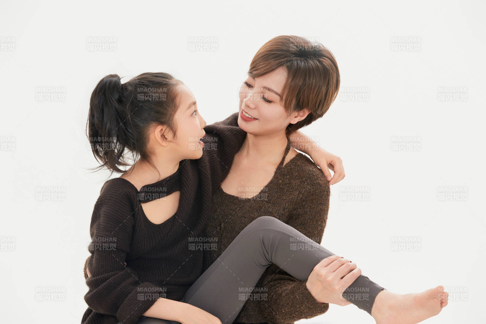 白色背景里的美丽妈妈与可爱女儿亲子人像